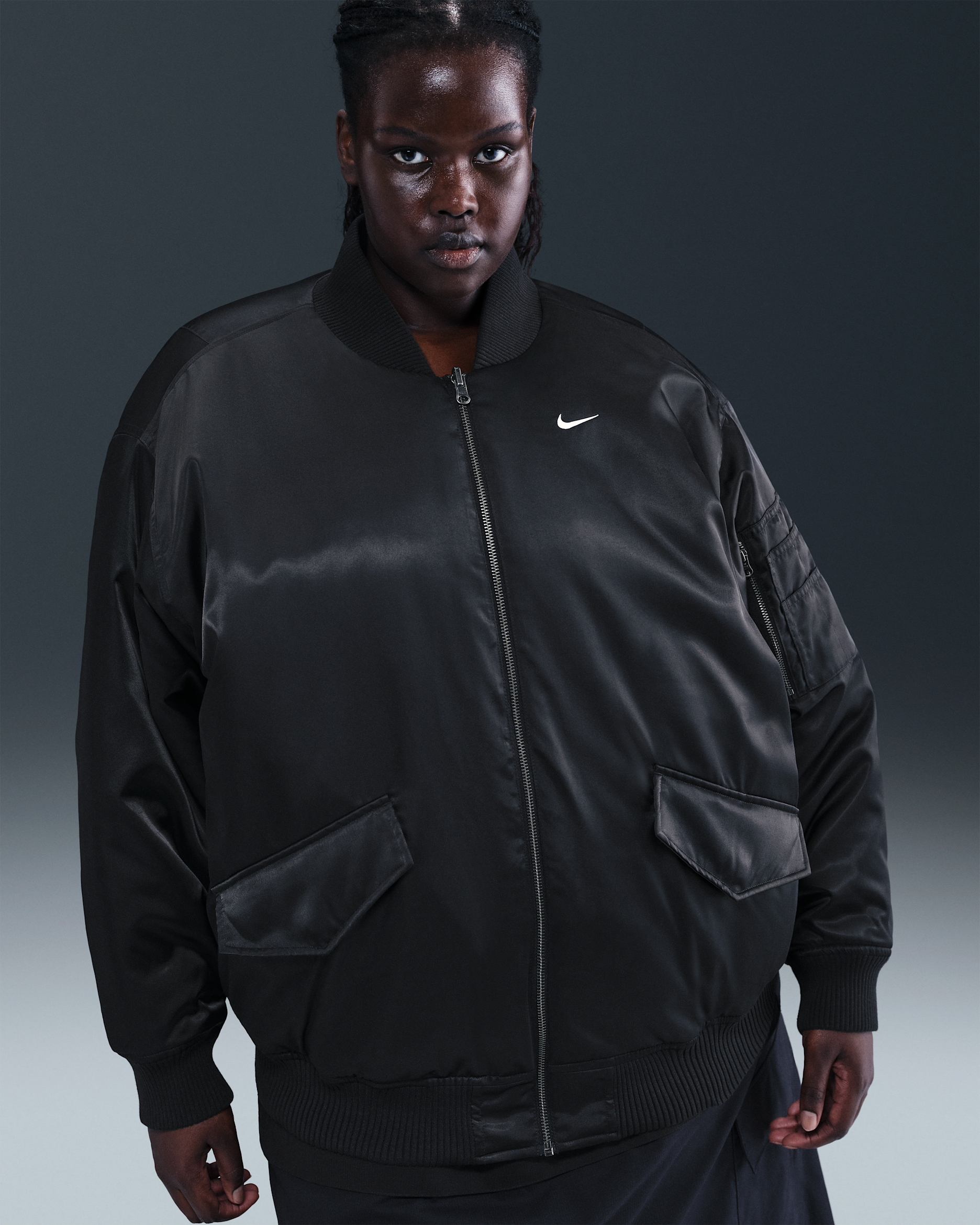 Chamarra bomber Therma-FIT reversible para mujer (talla grande) Nike Sportswear - Negro/Ceniza medio/Vela/Vela