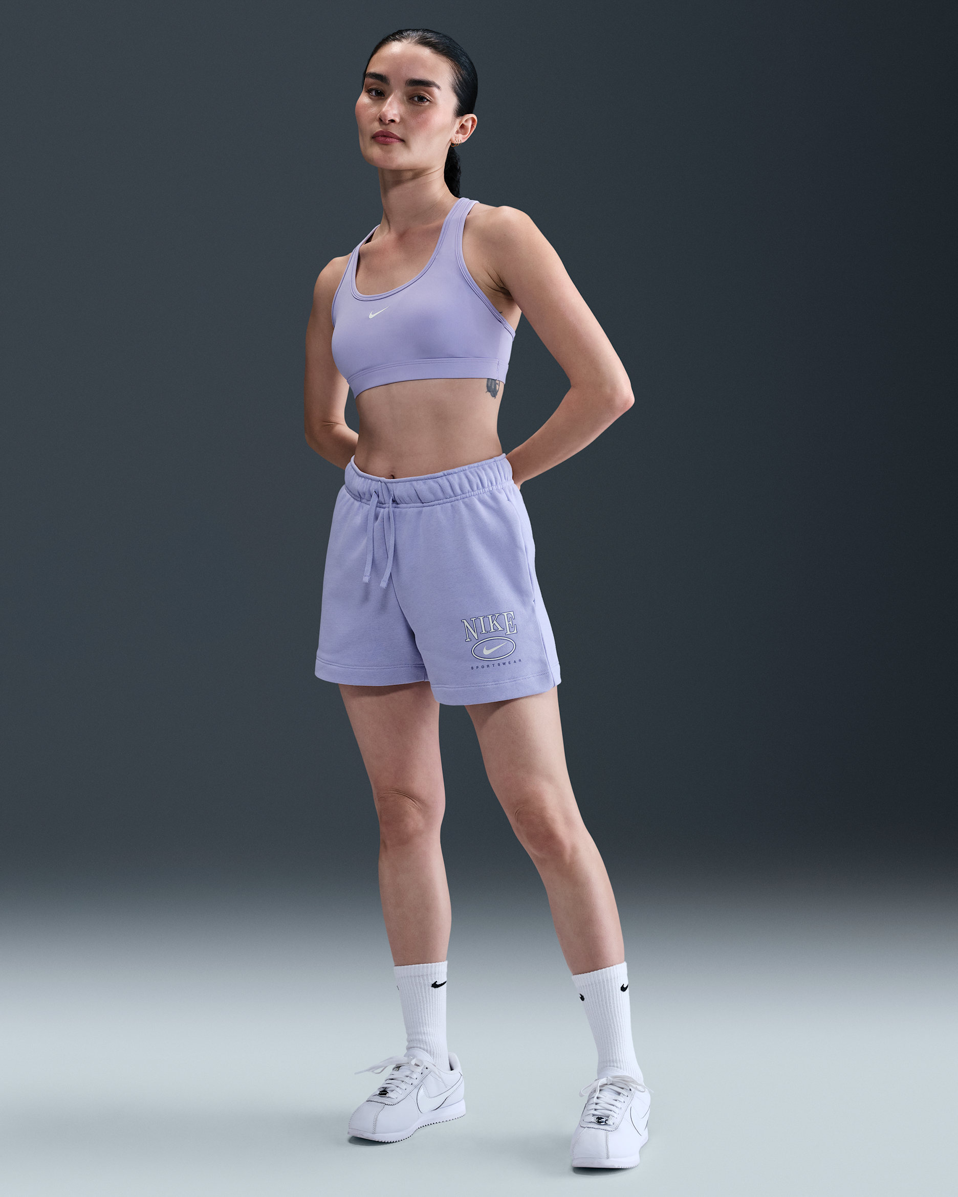 나이키 스포츠웨어 클럽 플리스 여성 미드라이즈 4인치 그래픽 쇼츠 - 라일락 아이스