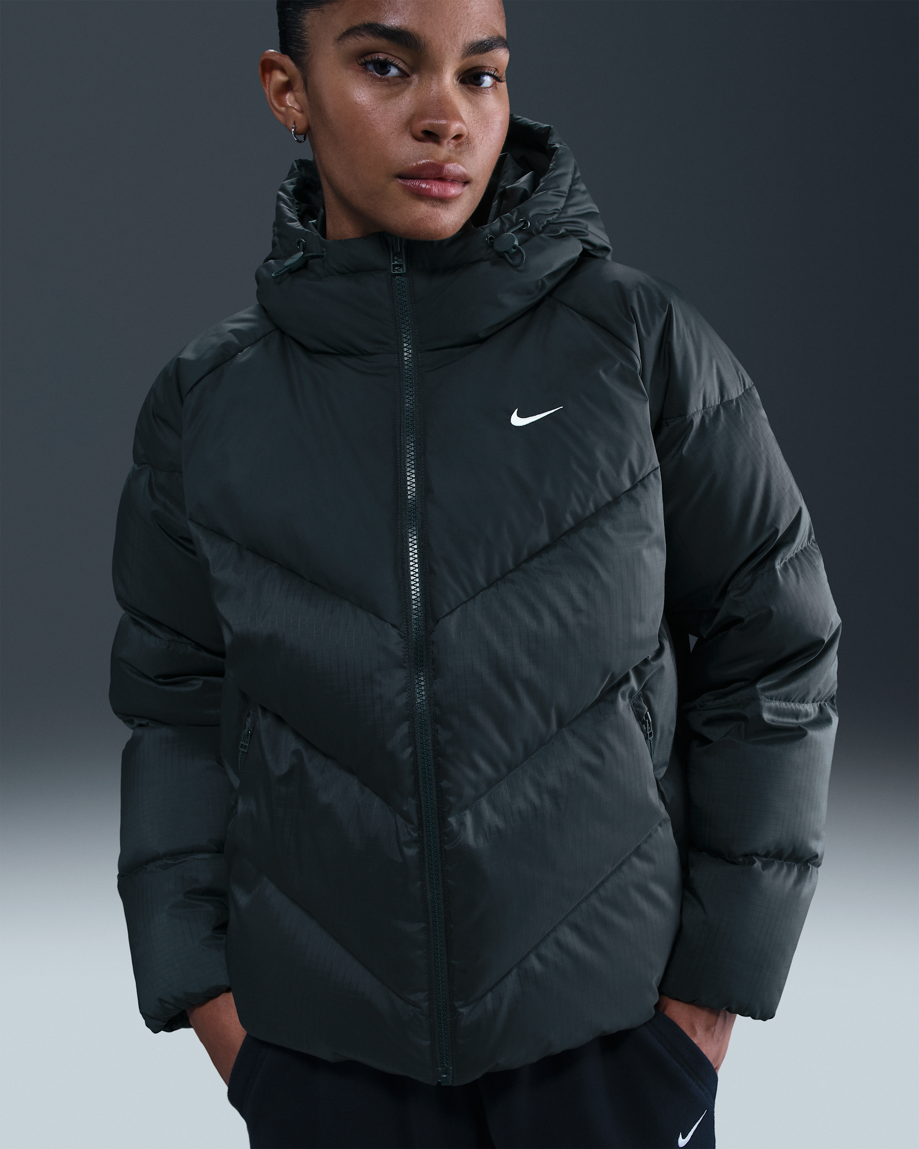 Pufferjacka Nike Sportswear Windpuffer med dunisolering och Storm-FIT i ledig modell med huva för kvinnor - Seaweed/Sail