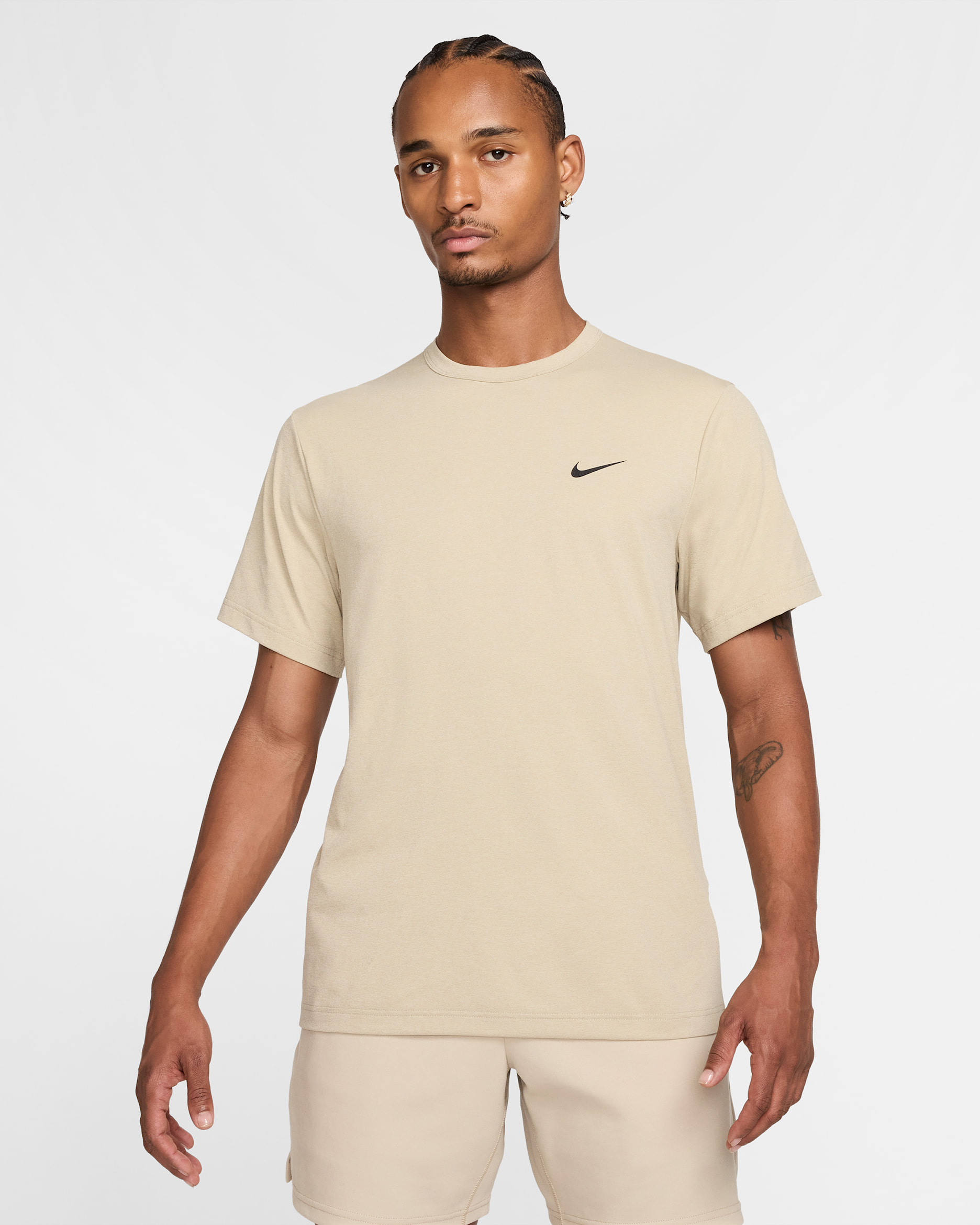 Playera versátil de manga corta Dri-FIT UV para hombre Nike Hyverse - Caqui desierto/Negro