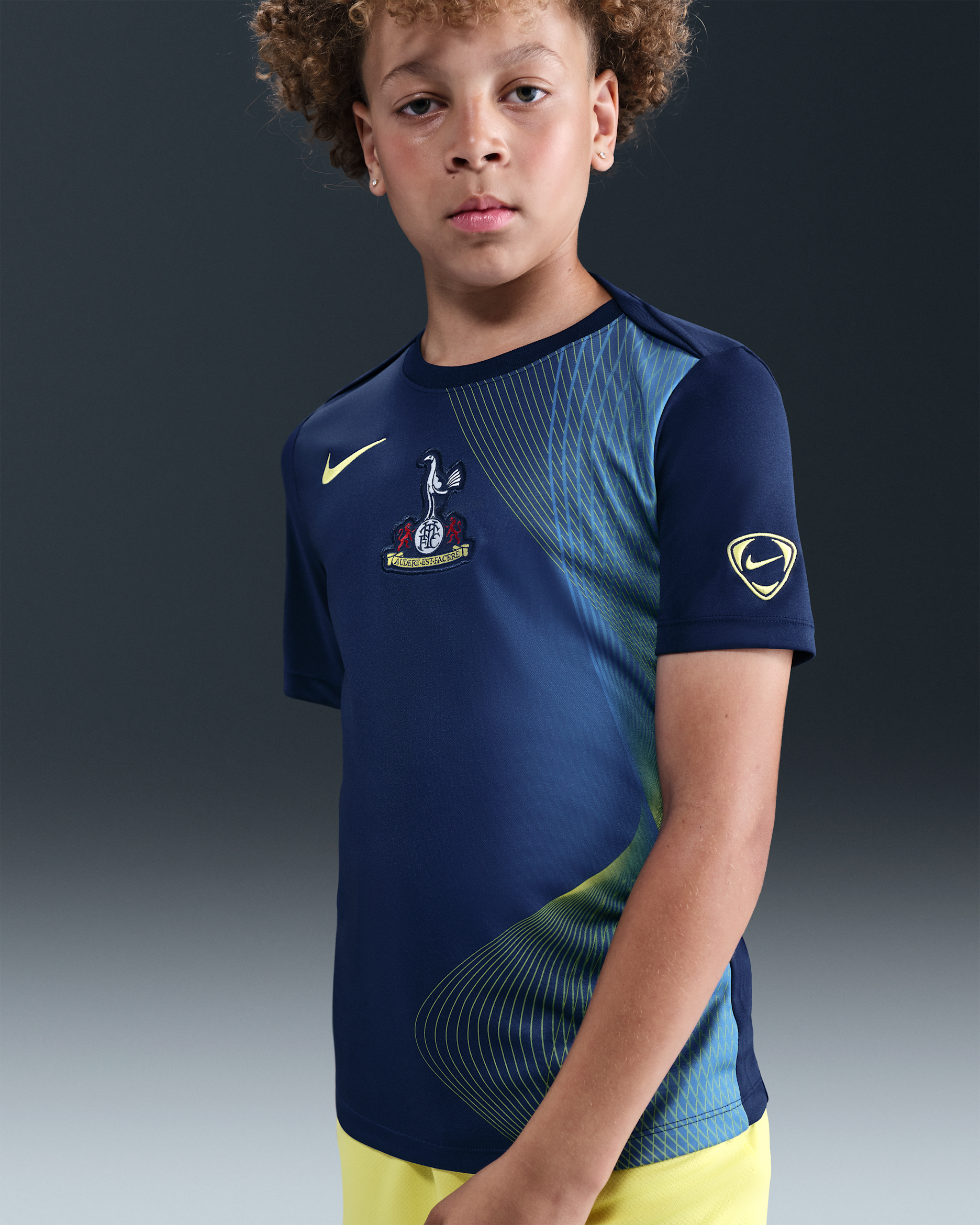 Haut de foot d'avant-match Nike Dri-FIT Total 90 Tottenham Hotspur Academy Pro 3e tenue pour ado - Blue Void/Dynamic Yellow/Dynamic Yellow