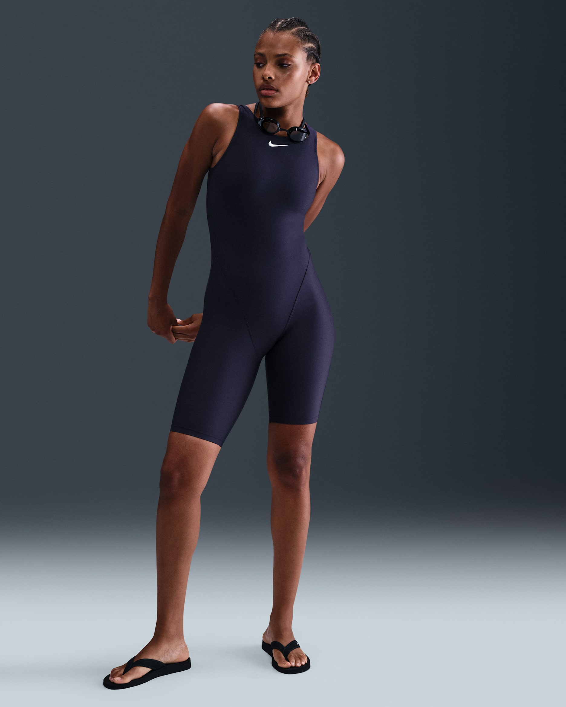 Traje de baño con piernas y cuello alto para mujer Nike Swim HydraStrong Essential - Azul marino medianoche/Blanco