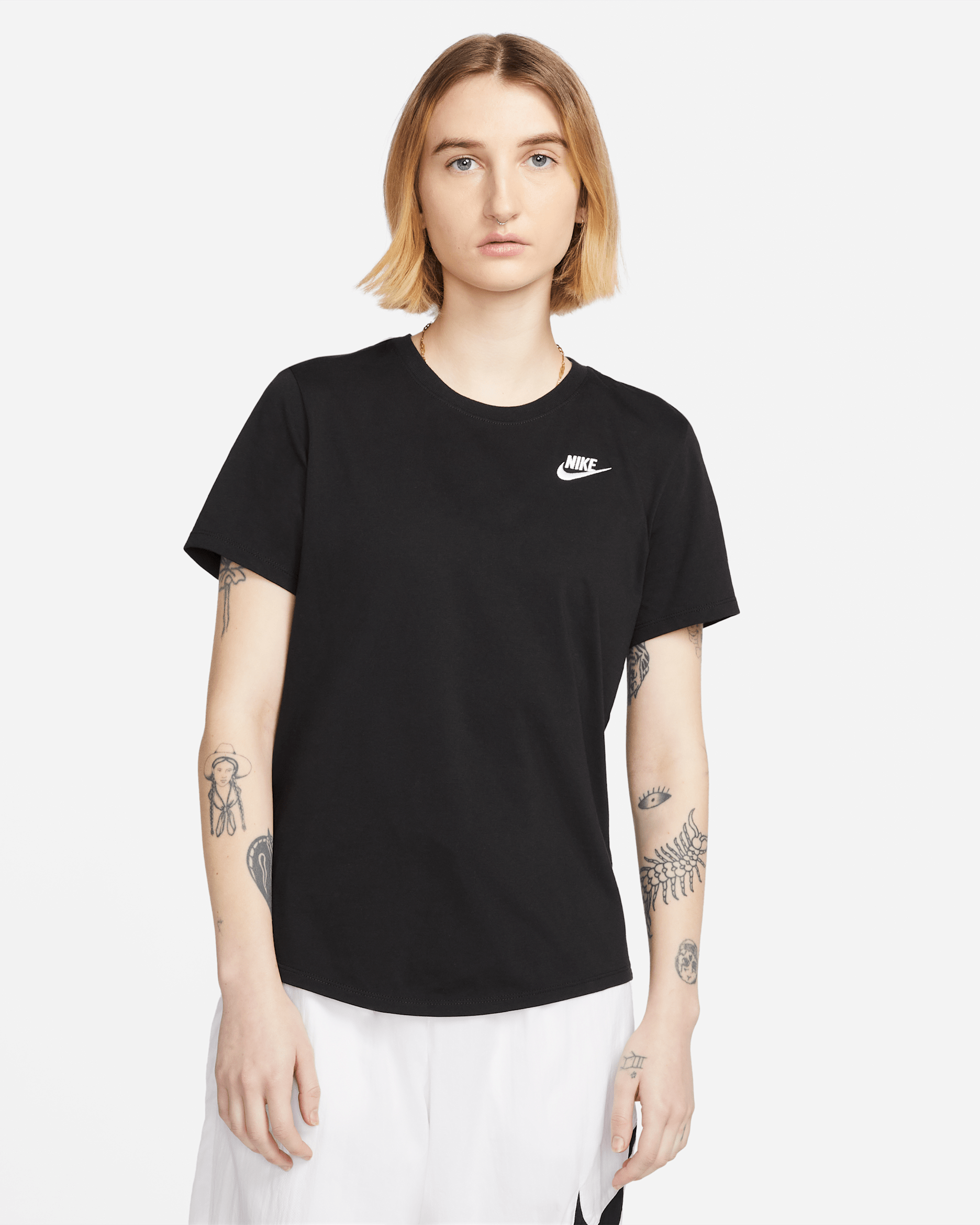 Nike Sportswear Club Essentials Damen-T-Shirt - Schwarz/Weiß