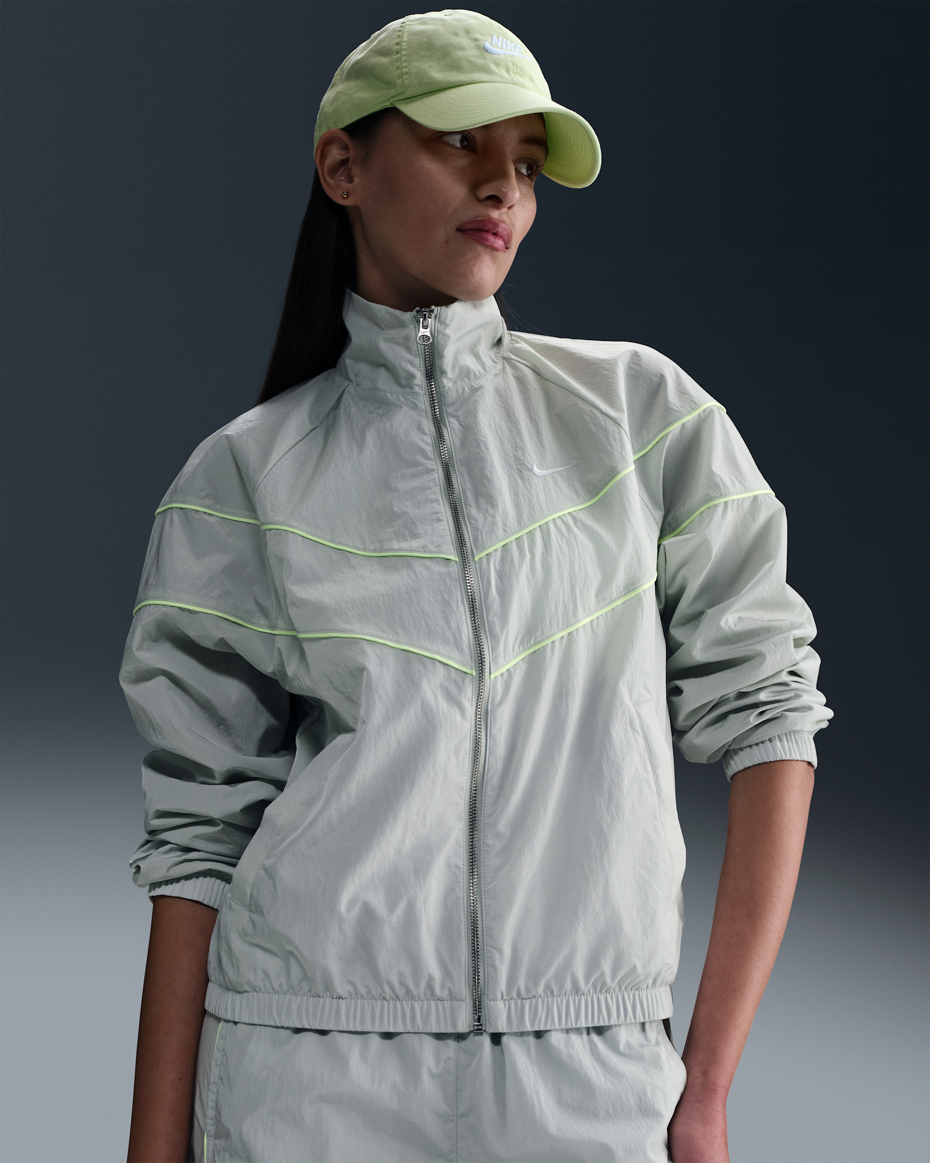 Veste à zip tissée ample UV Nike Windrunner pour femme - Light Silver/Barely Volt/Blanc