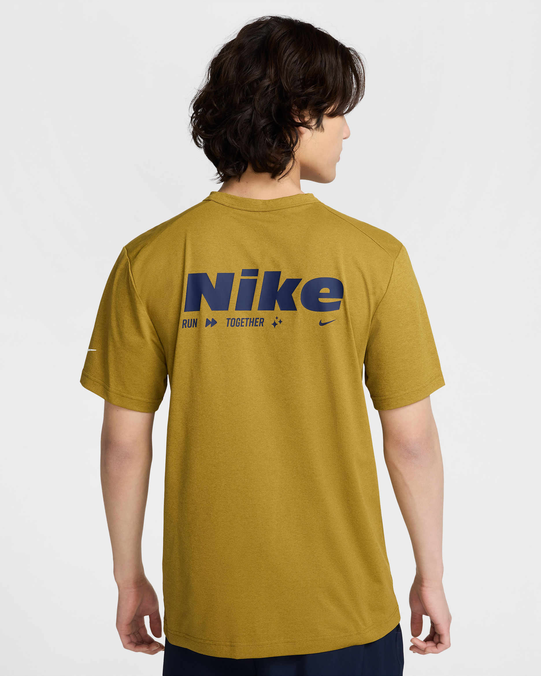 ナイキ ハイバース メンズ Dri-FIT UV ショートスリーブ トップ - デザートモス/ファー