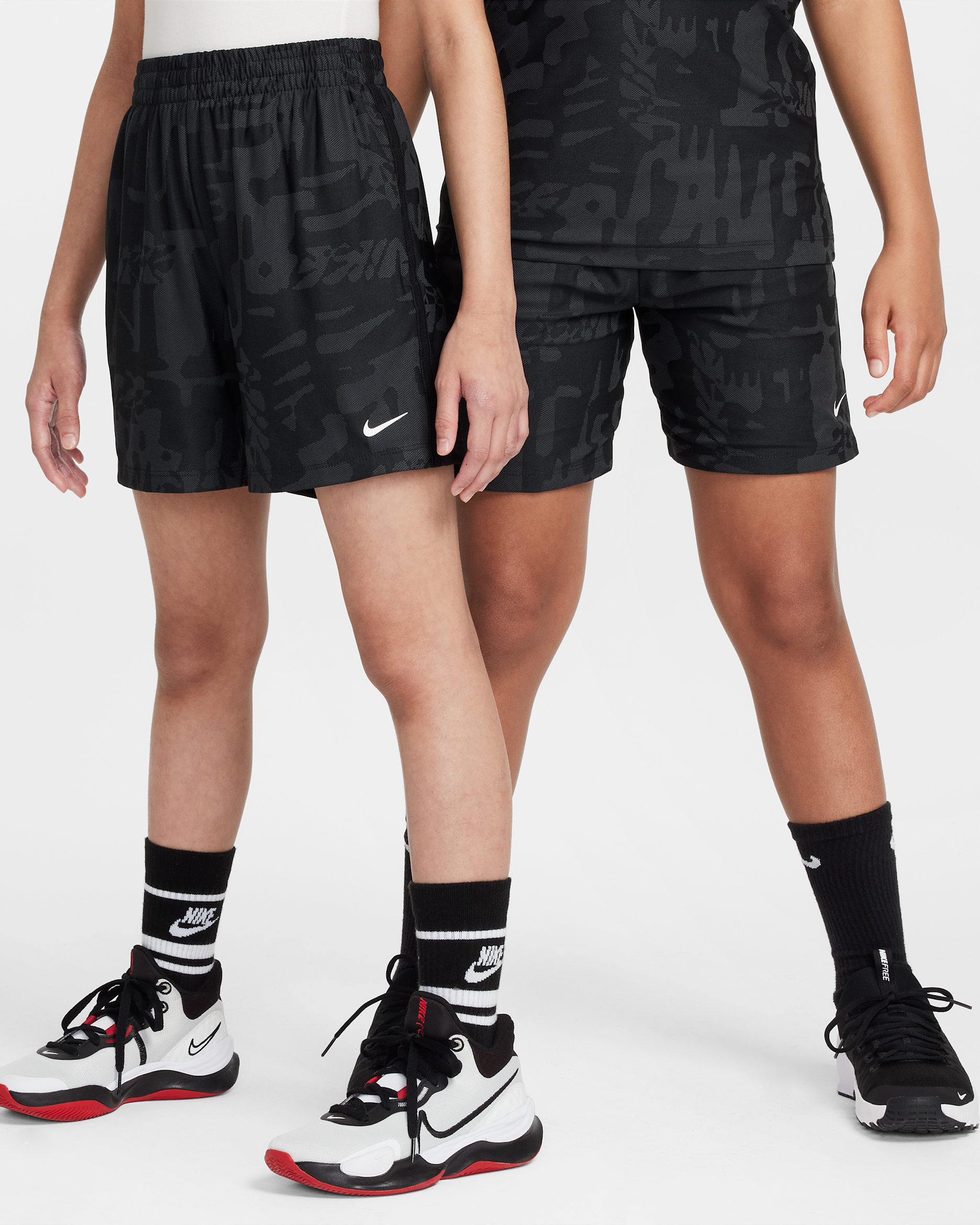 Nike Multi Dri-FIT Genç Çocuk (Erkek) Antrenman Şortu - Siyah/Siyah/Beyaz
