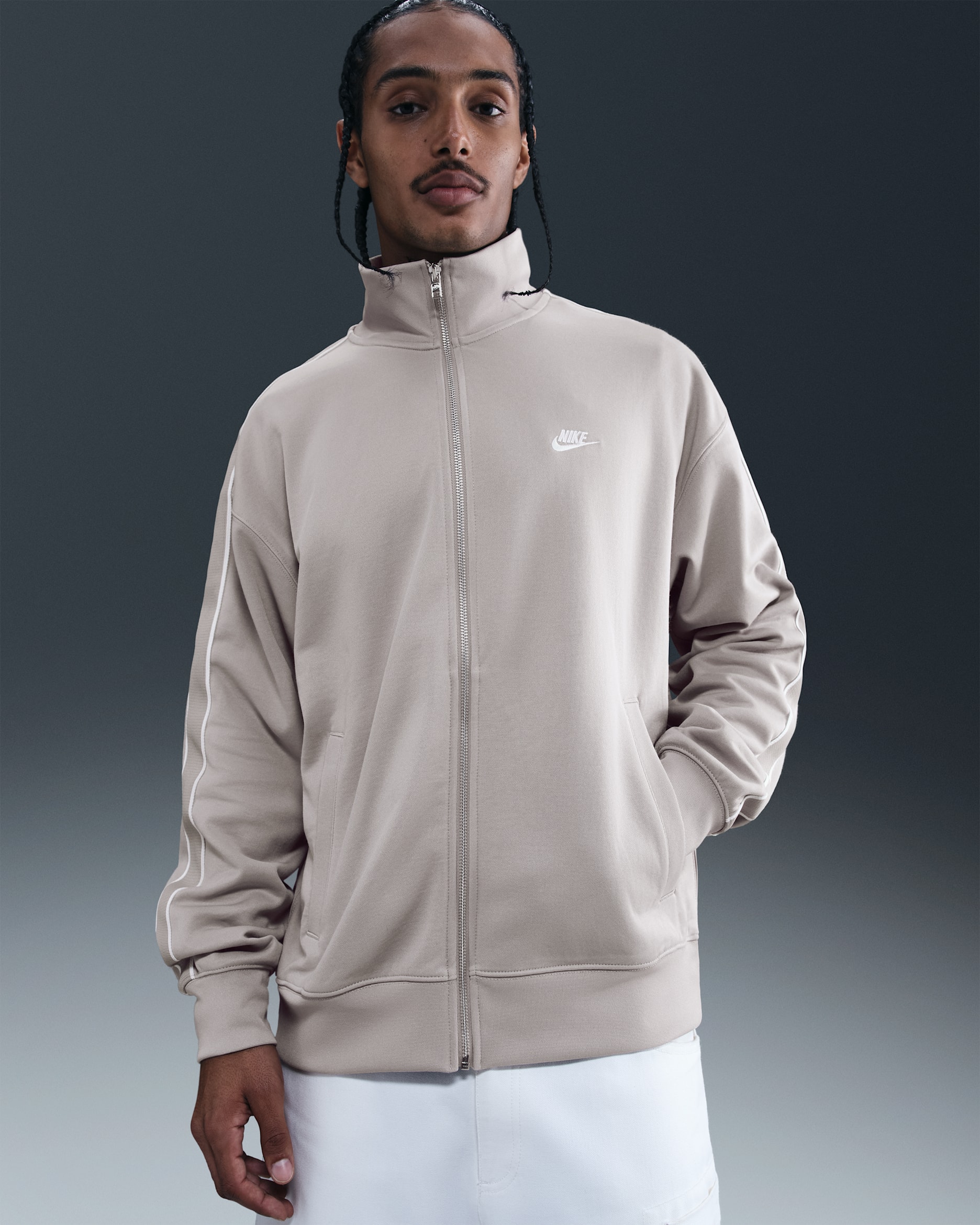 Chamarra deportiva de tejido Knit oversized para hombre Nike Sportswear Club - Gris universitario/Vela/Blanco