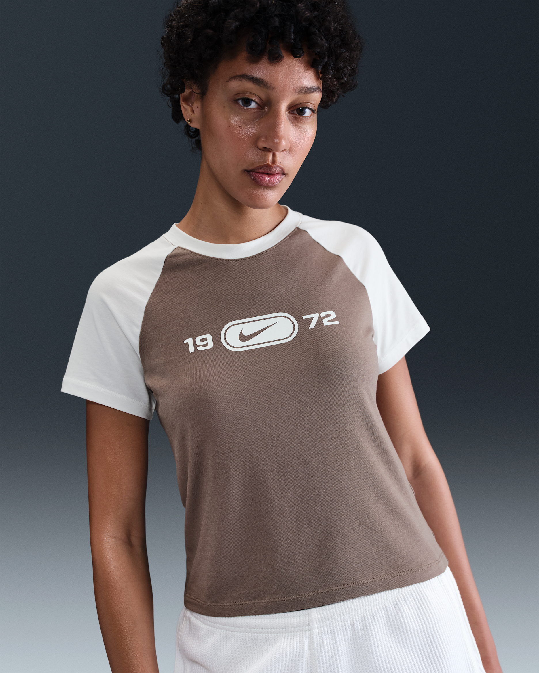 Playera con gráfico slim para mujer Nike Sportswear Chill Knit - Vela/Marrón visón