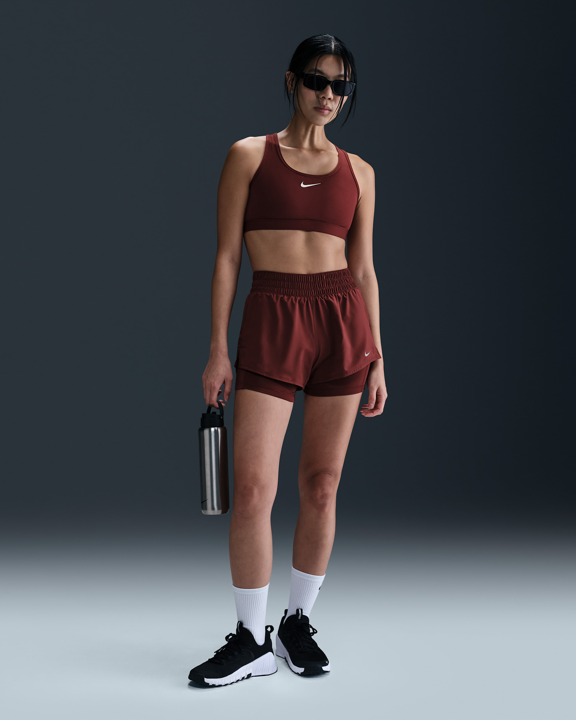 Shorts Dri-FIT 2 en 1 de tiro medio de 8 cm para mujer Nike One - Rojo team oscuro