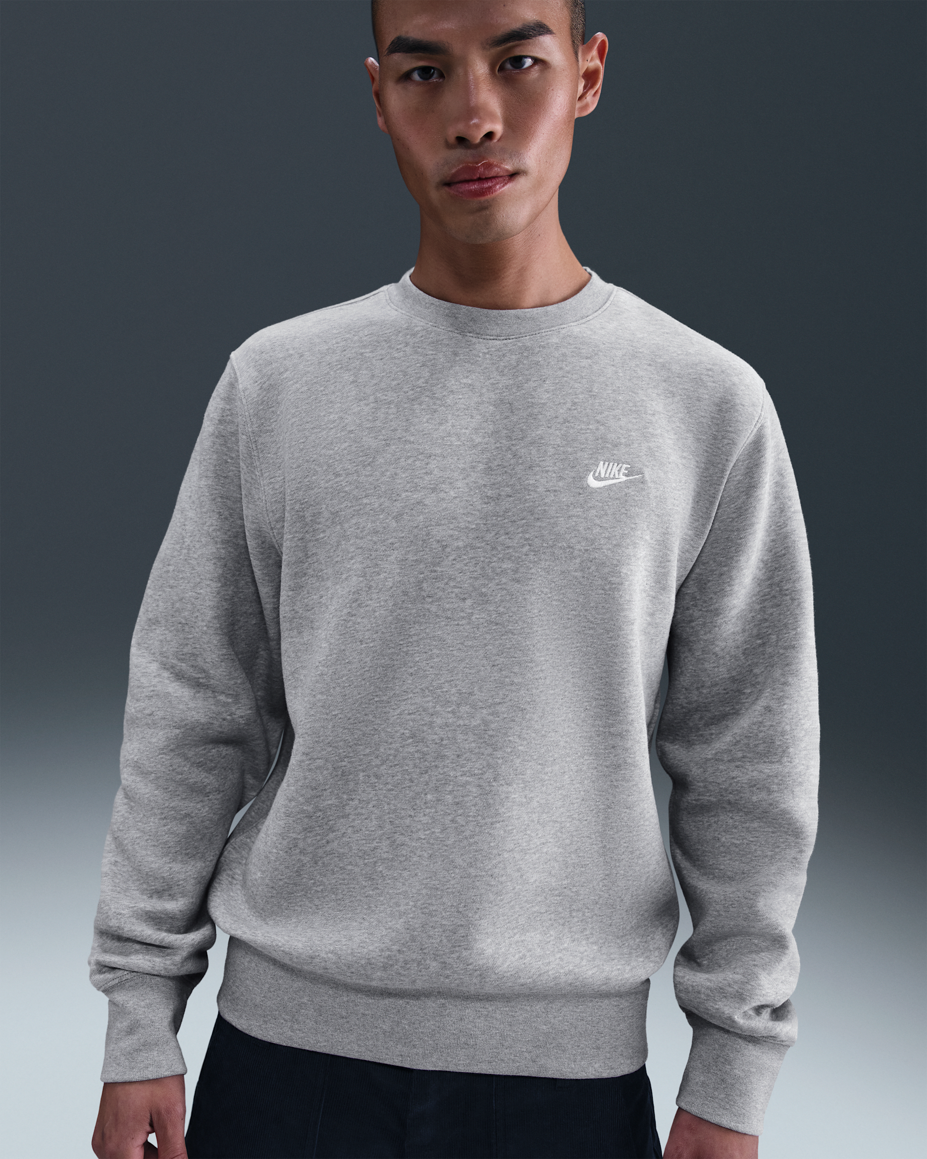 ナイキ スポーツウェア クラブ メンズ フリース クルーネック スウェットシャツ - ダークグレーヘザー/セイル