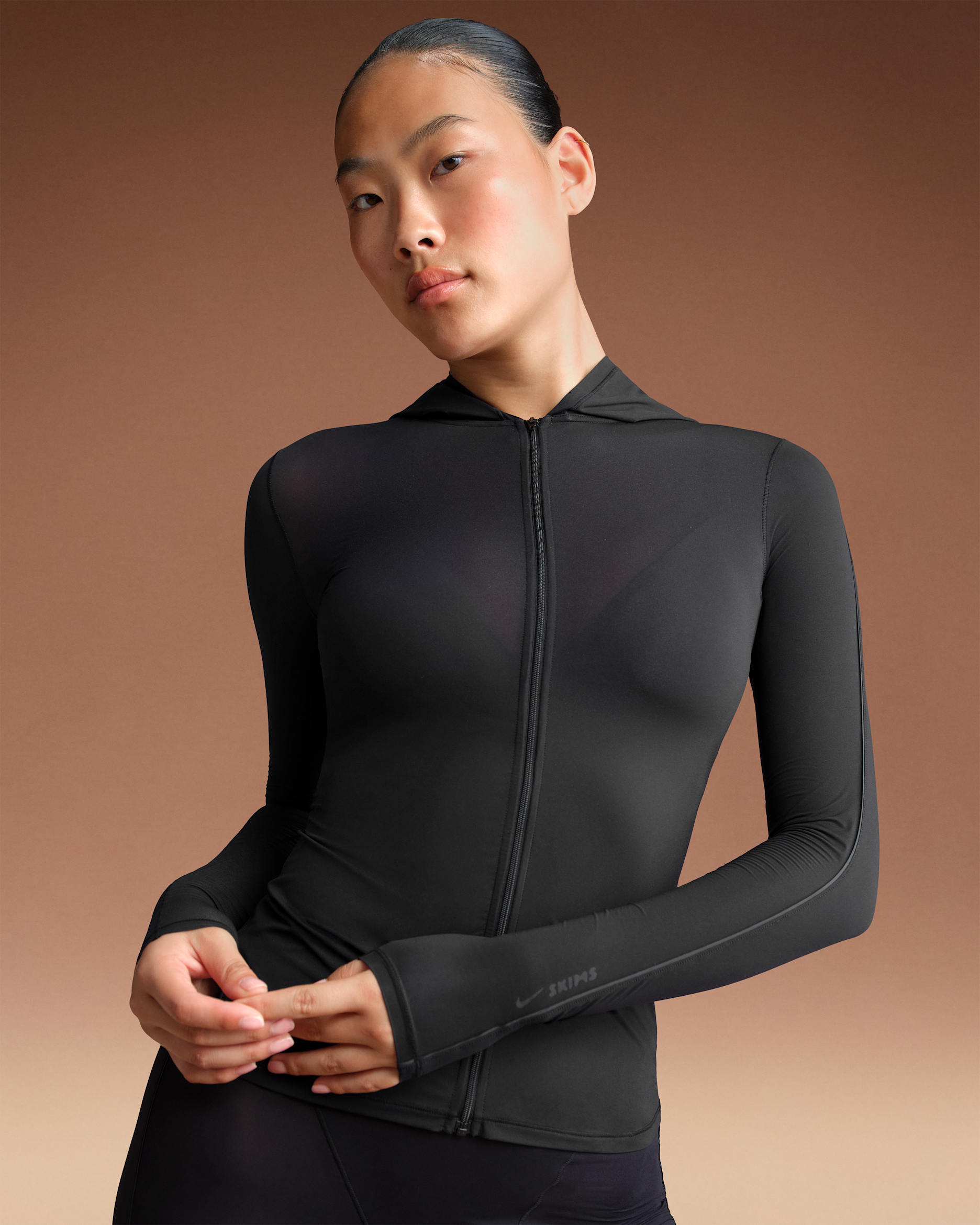Sudadera con gorro y cierre completo para mujer NikeSKIMS Weightless Layers - NSKM OBSIDIAN