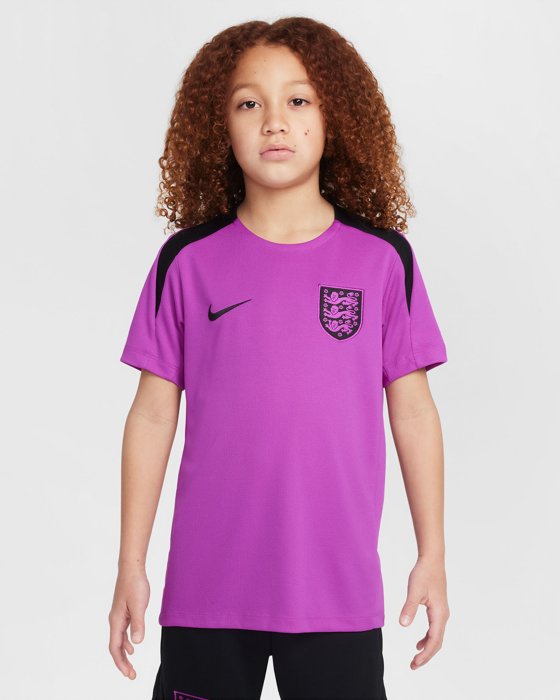 Anglia Strike Nike Dri-FIT rövid ujjú futballfelső nagyobb gyerekeknek - Vivid Purple/Fekete/Fekete