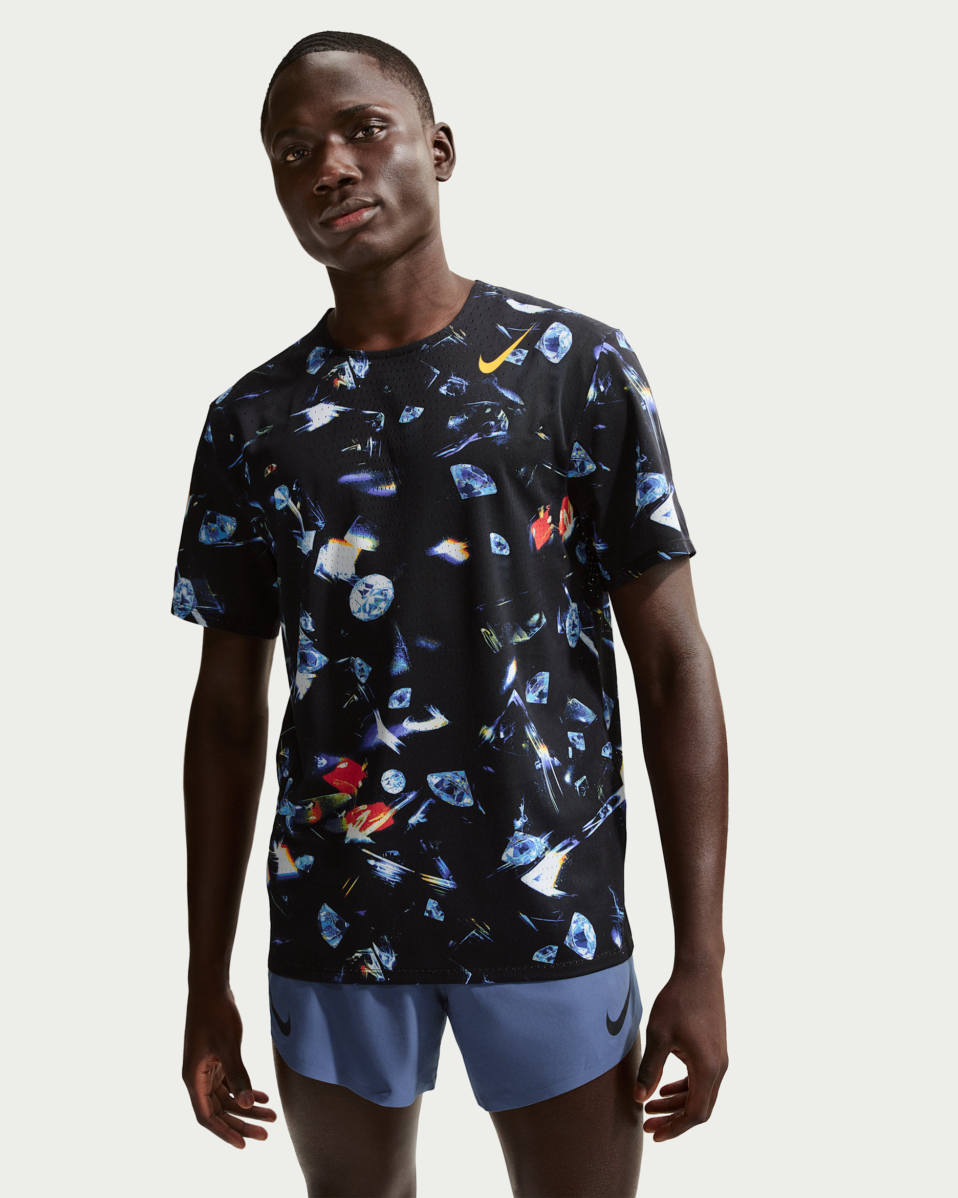 Playera de correr de manga corta Dri-FIT ADV para hombre Nike AeroSwift - Negro/Naranja láser