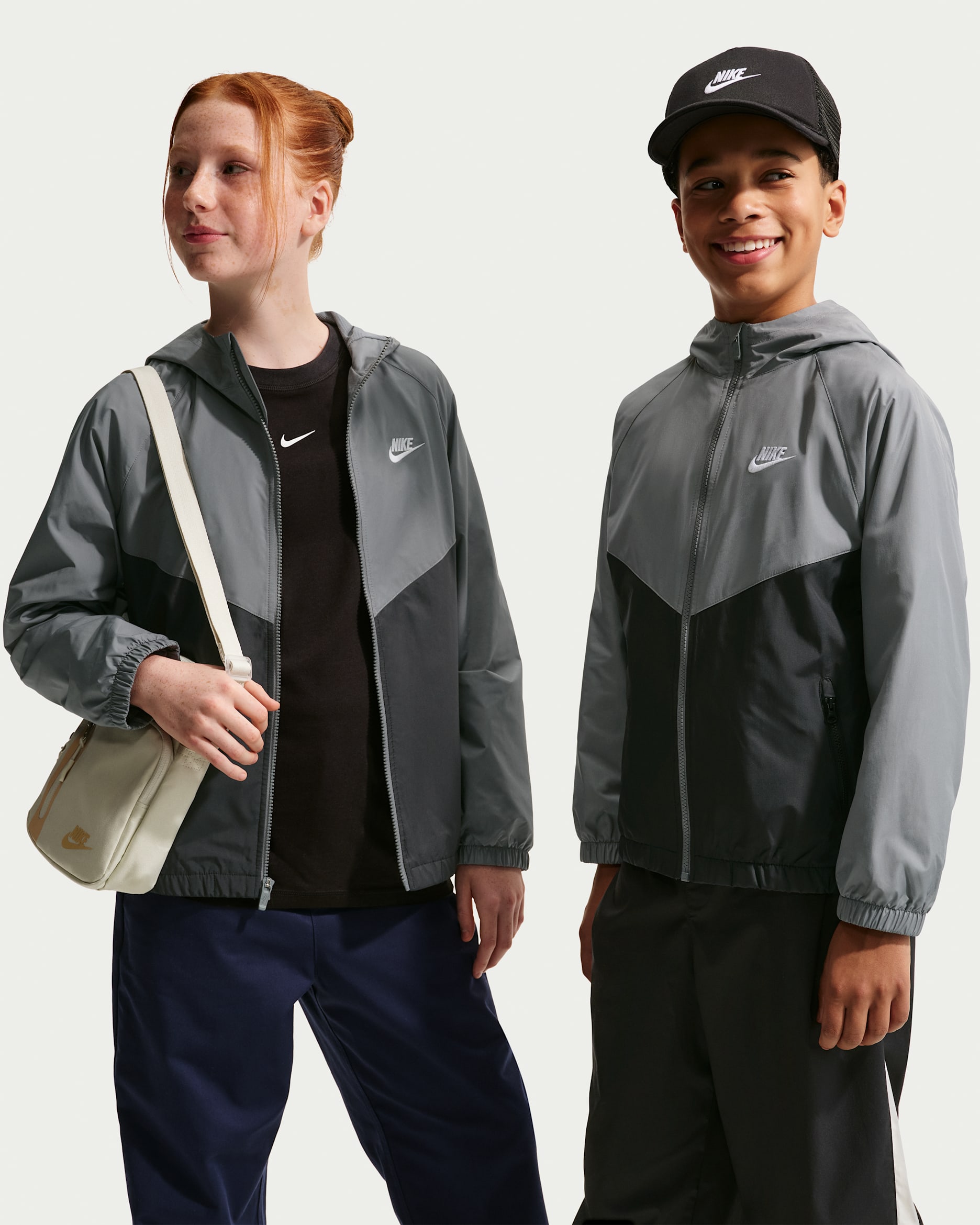 Nike Sportswear Windrunner Repel-Jacke mit Kapuze für ältere Kinder - Smoke Grey/Schwarz/Weiß