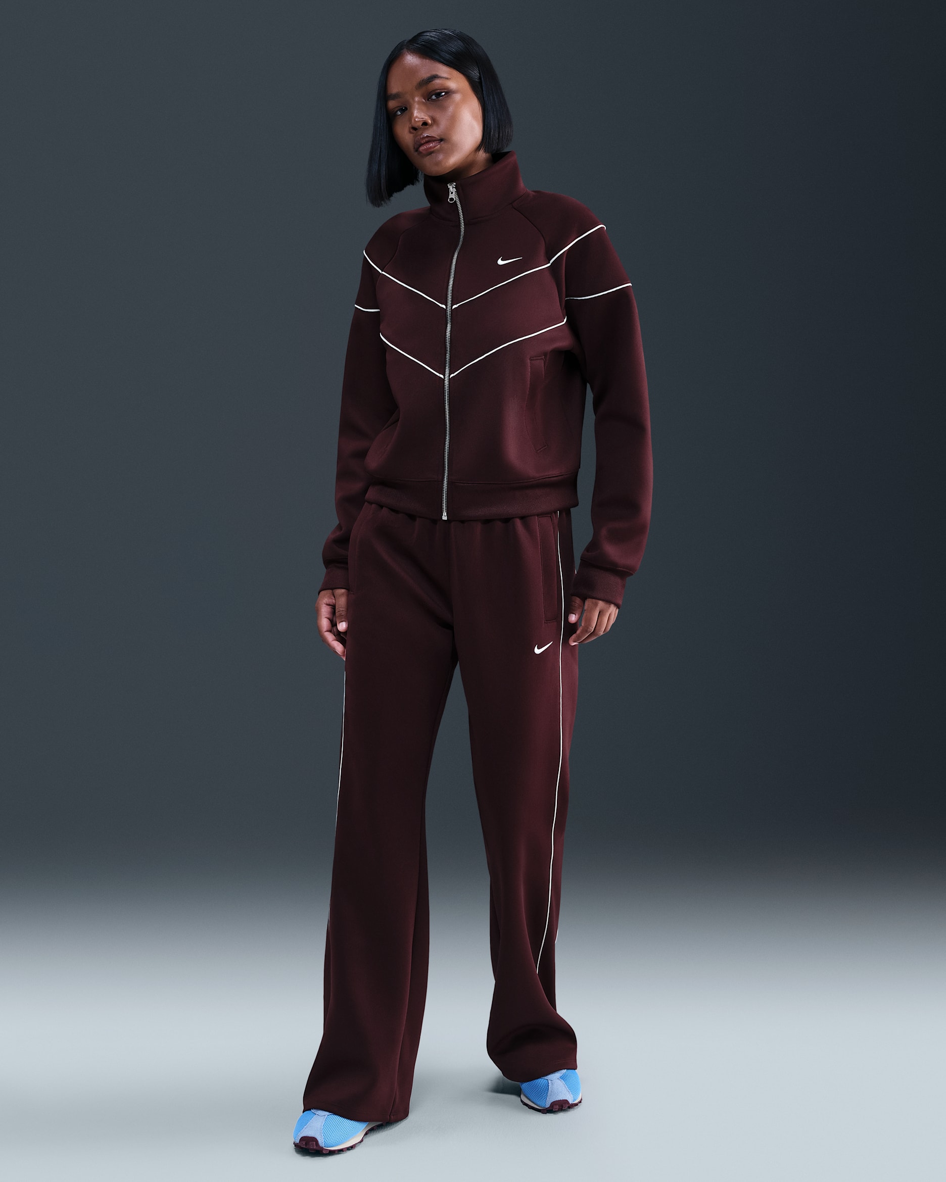 Nike Sportswear Windrunner strikket bukse med smal passform og mellomhøyt liv til dame - Burgundy Crush/Sail/Sail