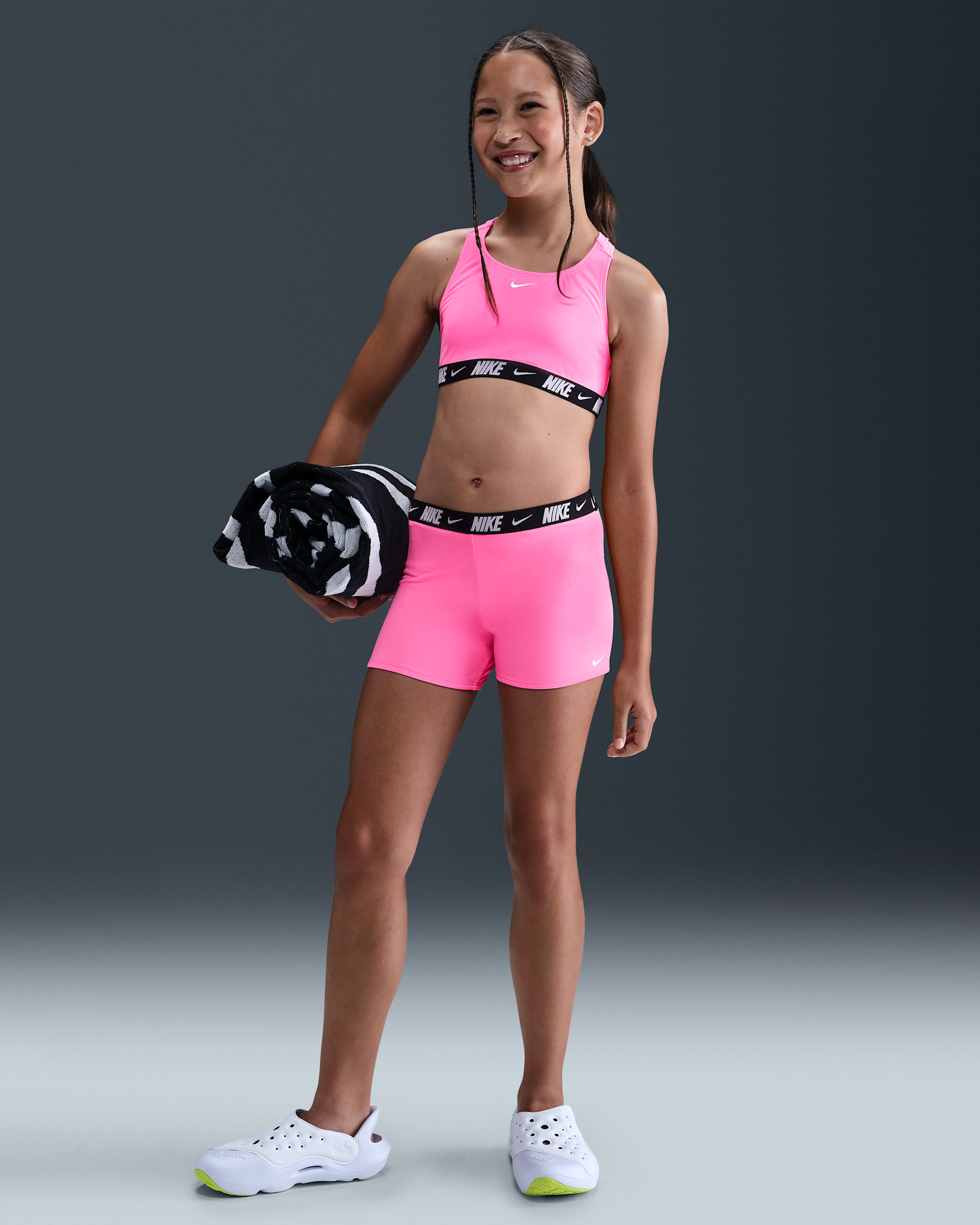Conjunto de shorts y bikini de espalda deportiva para niña talla grande Nike Swim - Rosa resplandor/Blanco