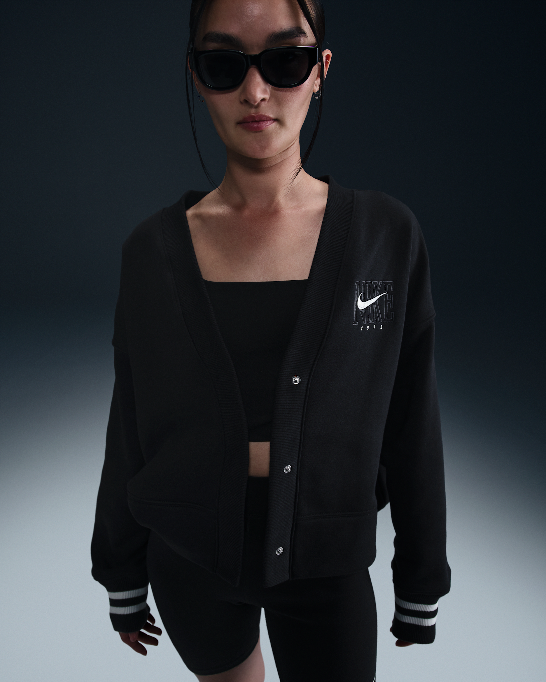 เสื้อคาร์ดิแกนลายกราฟิกขนาดโอเวอร์-โอเวอร์ไซส์ผู้หญิง Nike Sportswear Phoenix Fleece - ดำ
