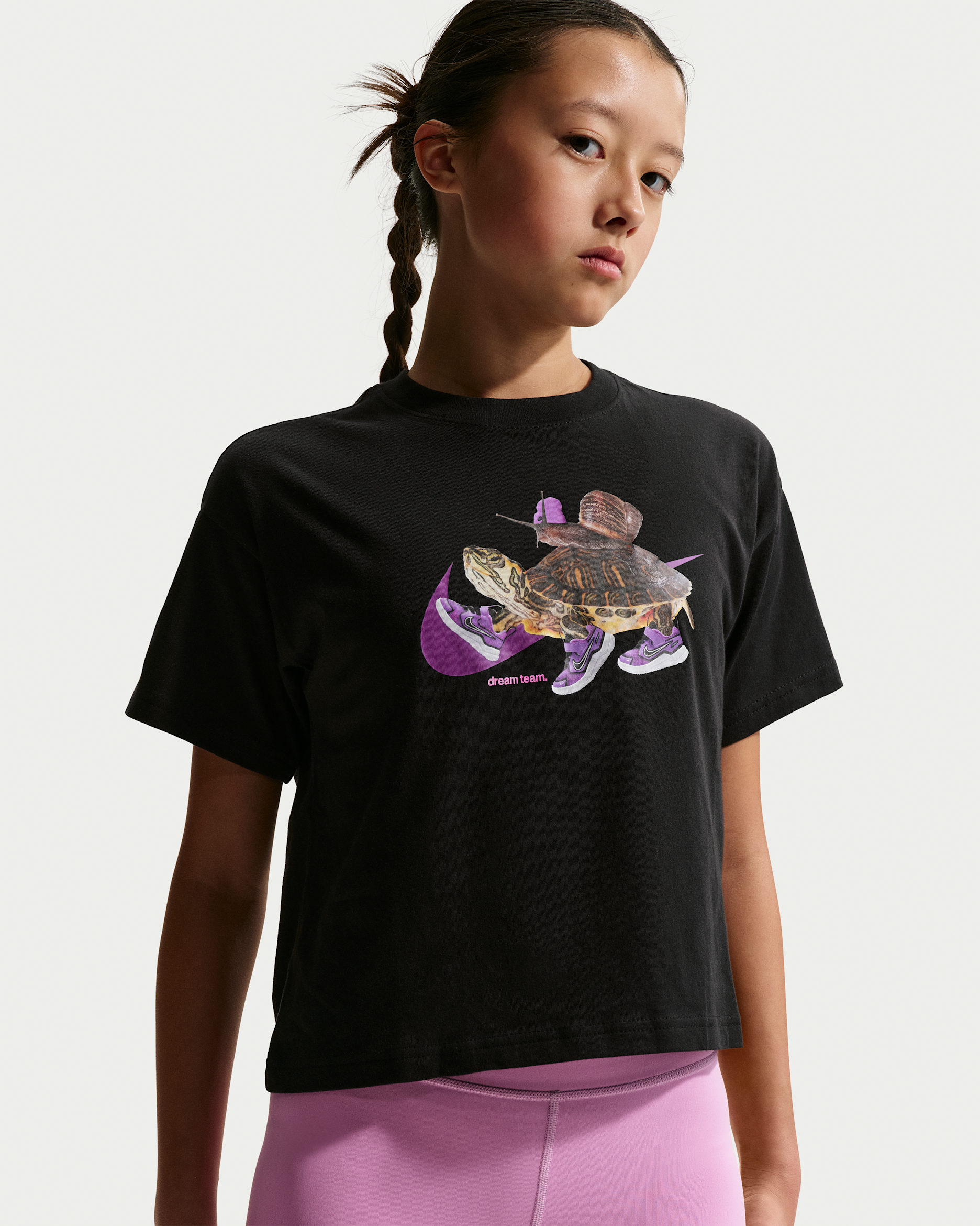 เสื้อยืดเด็กโตทรงบ็อกซี่ Nike Sportswear (หญิง) - ดำ