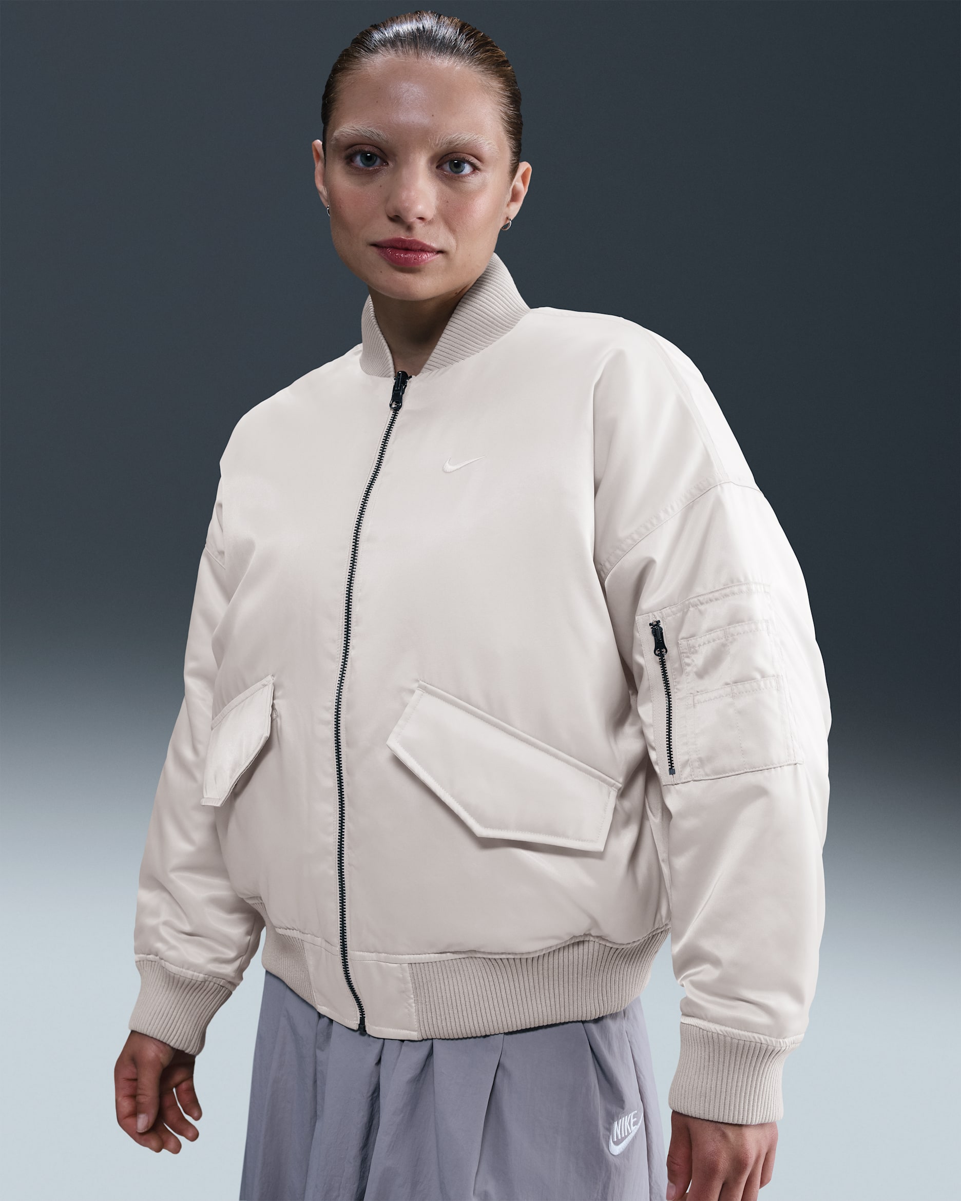Nike Sportswear Jaqueta bomber reversible Therma-FIT - Dona - Light Bone/Sail/Negre/Sail