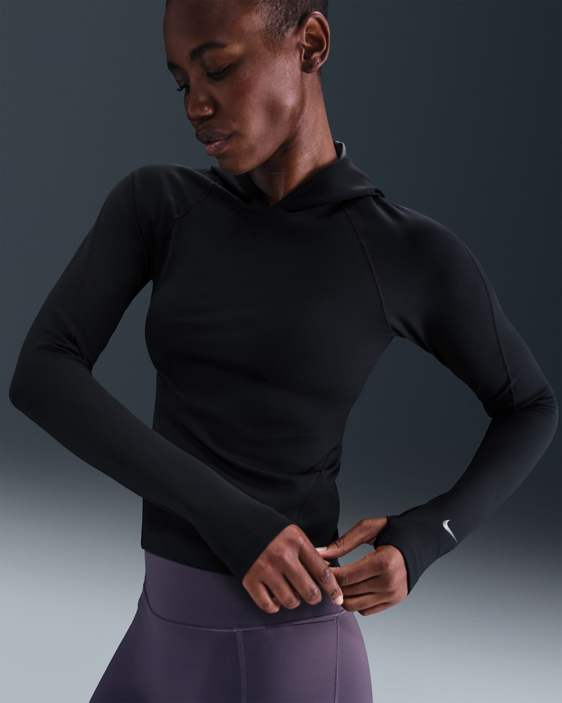 Playera de manga larga Dri-FIT de ajuste slim con gorro para mujer Nike Universa - Negro/Antracita/Negro/Gris humo oscuro