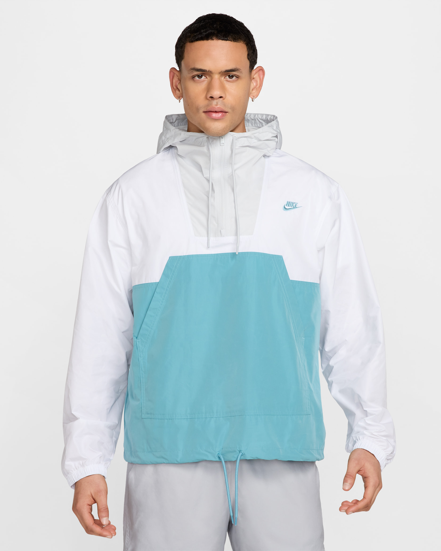 Chamarra tipo anorak Marina para hombre Nike Club - Blanco/Denim turquesa/Polvo fotón/Denim turquesa