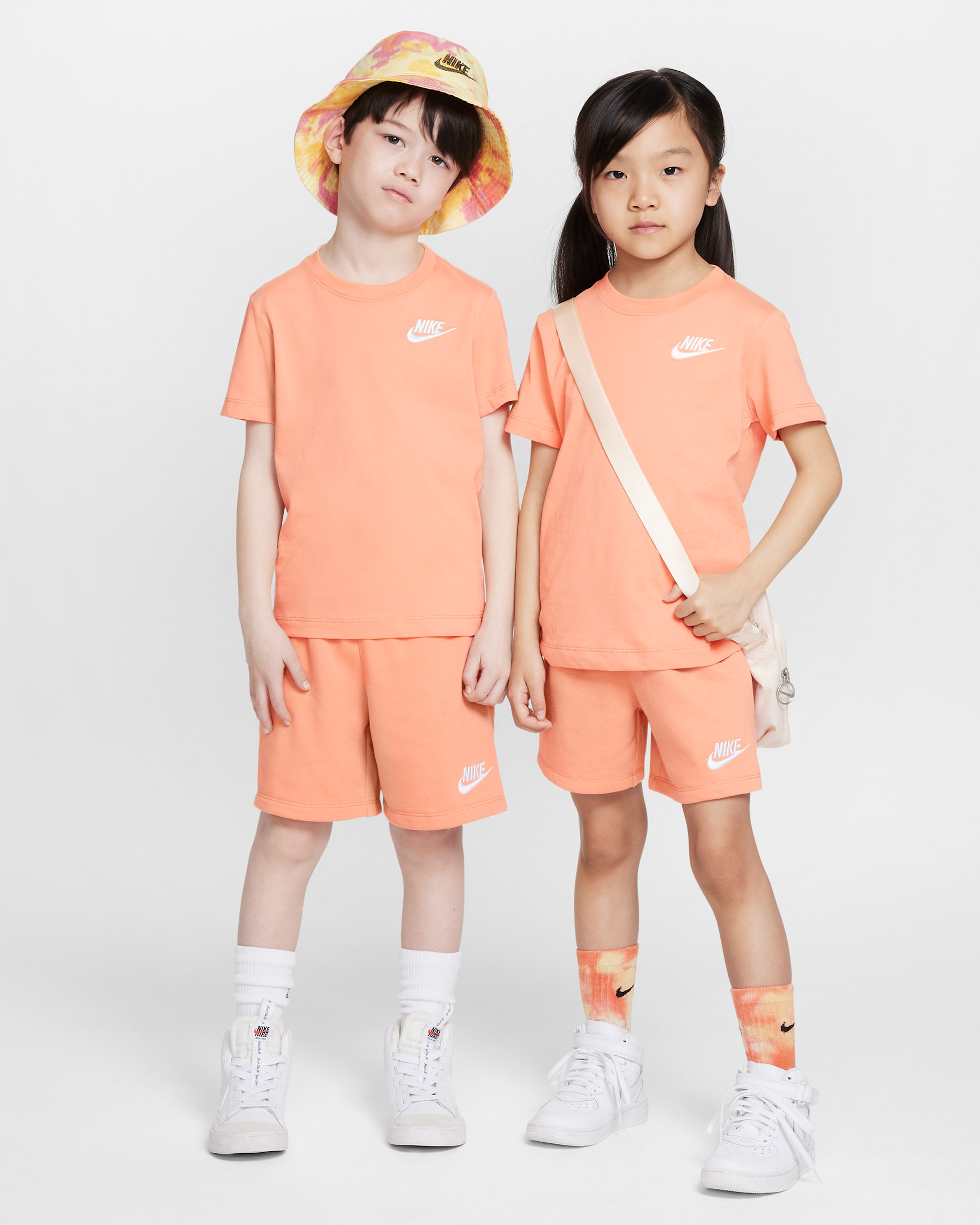 Conjunto de dos piezas con shorts de tejido Knit para niños talla pequeña Nike - Ágata melocotón