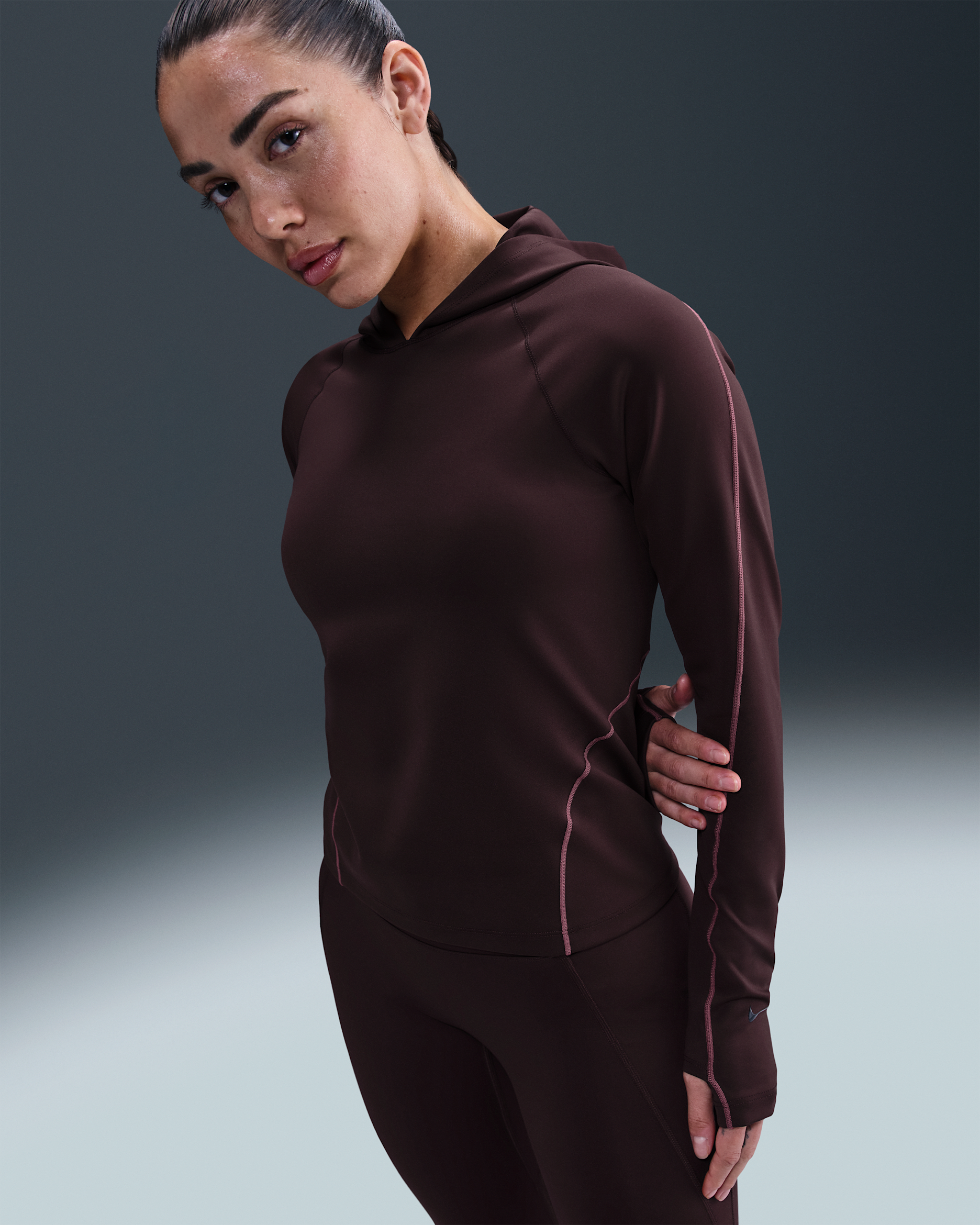 Playera de manga larga Dri-FIT de ajuste slim con gorro para mujer Nike Universa - Burdeos enérgico/Burdeos enérgico/Remolacha dulce/Burdeos ceniza