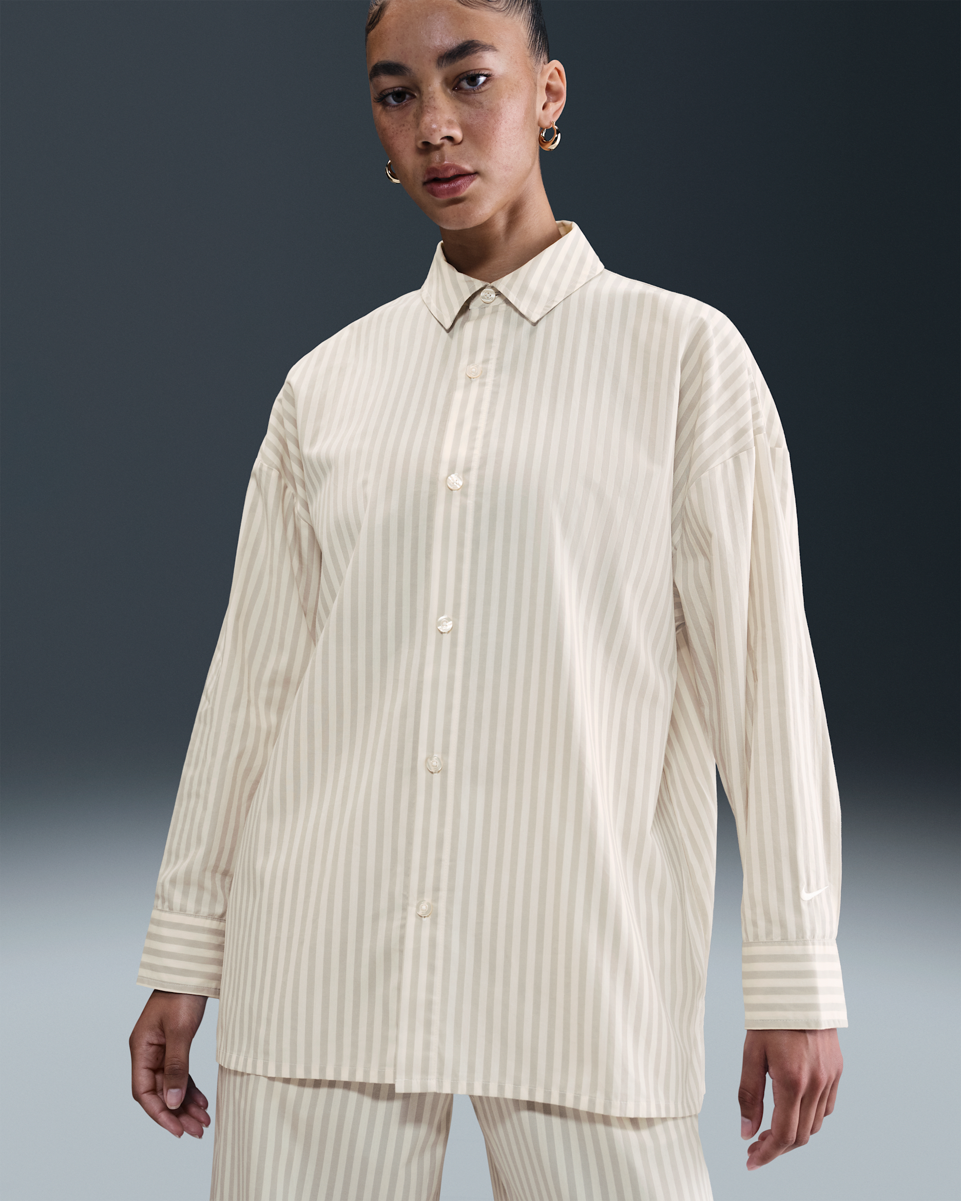 Nike Sportswear Chill Poplin Button-Up-Longsleeve mit Oversize-Passform (Damen) - College Grey/Sail/Sail