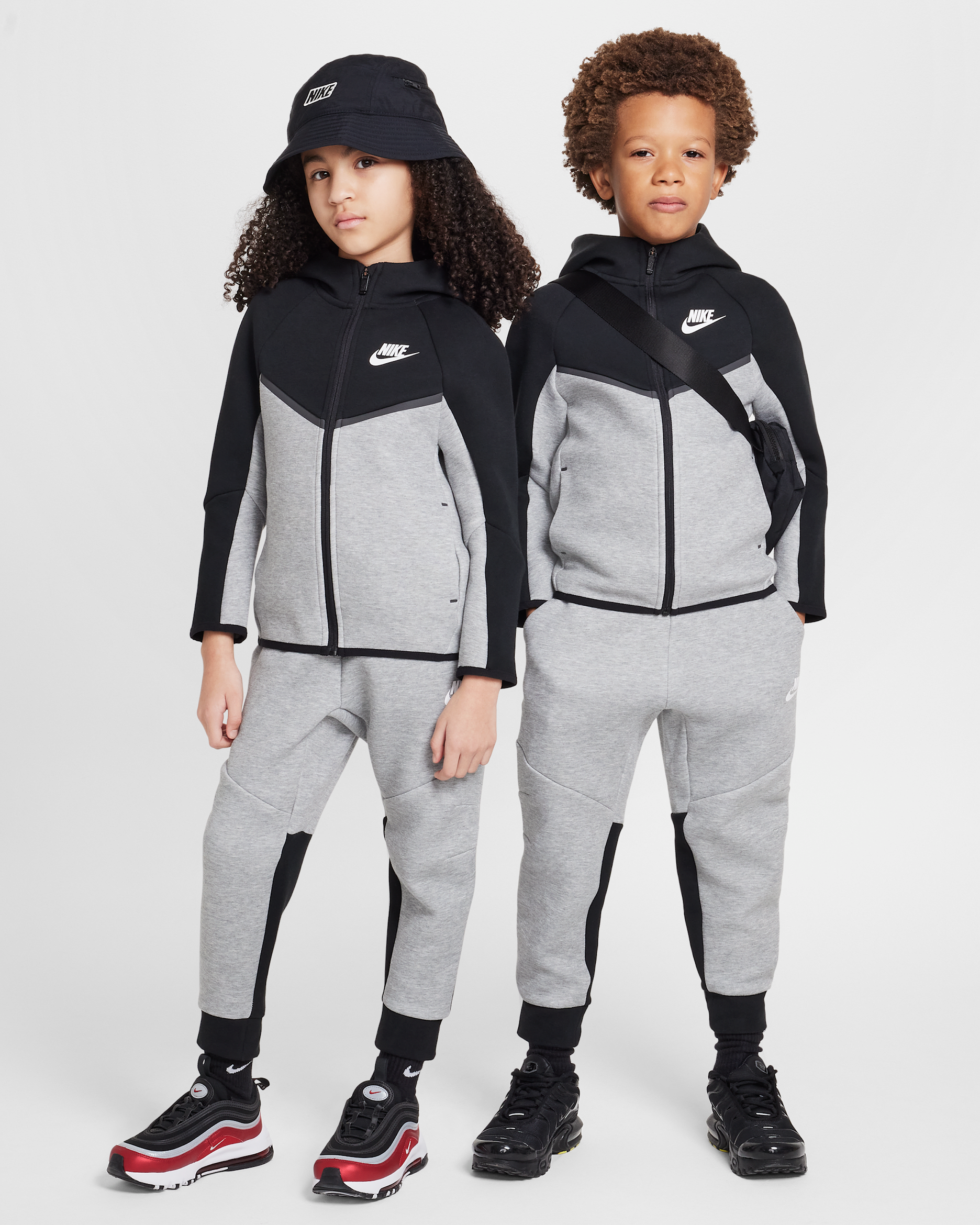 Dwuczęściowy zestaw z bluzą z zamkiem na całej długości dla małych dzieci Tech Fleece Nike Sportswear - Dark Grey Heather/Czerń