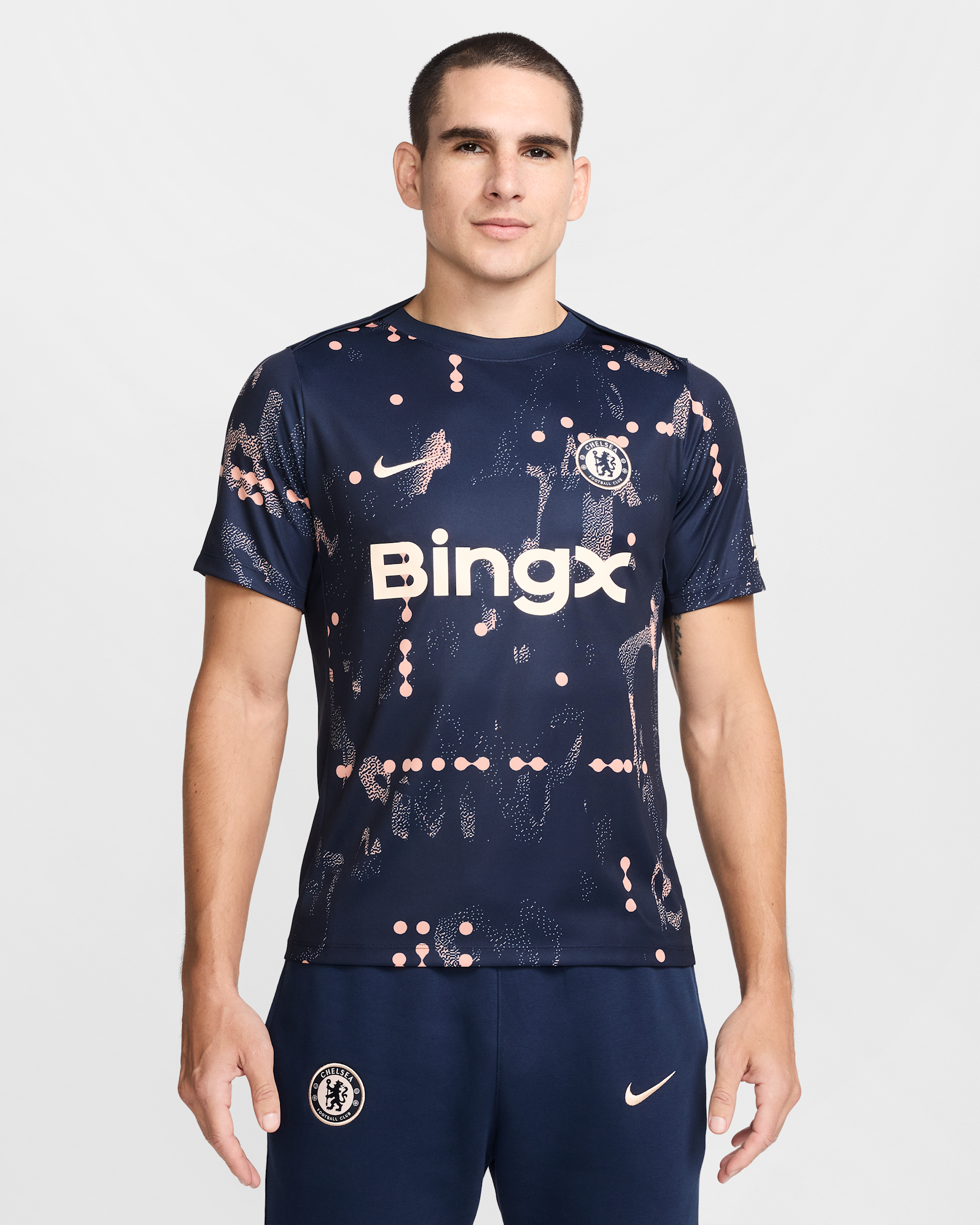 Chelsea FC Academy Pro SE Nike opvarmningstrøje til fodbold med korte ærmer til mænd - Obsidian/Apricot Agate/Guava Ice
