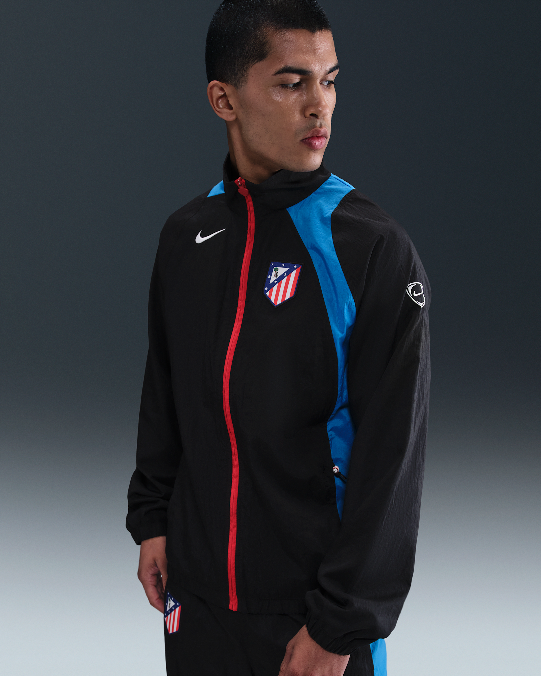 Atlético Madrid Nike Football Total 90 Fußball-Trainingsjacke (Herren) - Schwarz/Photo Blue/Sport Red/Weiß
