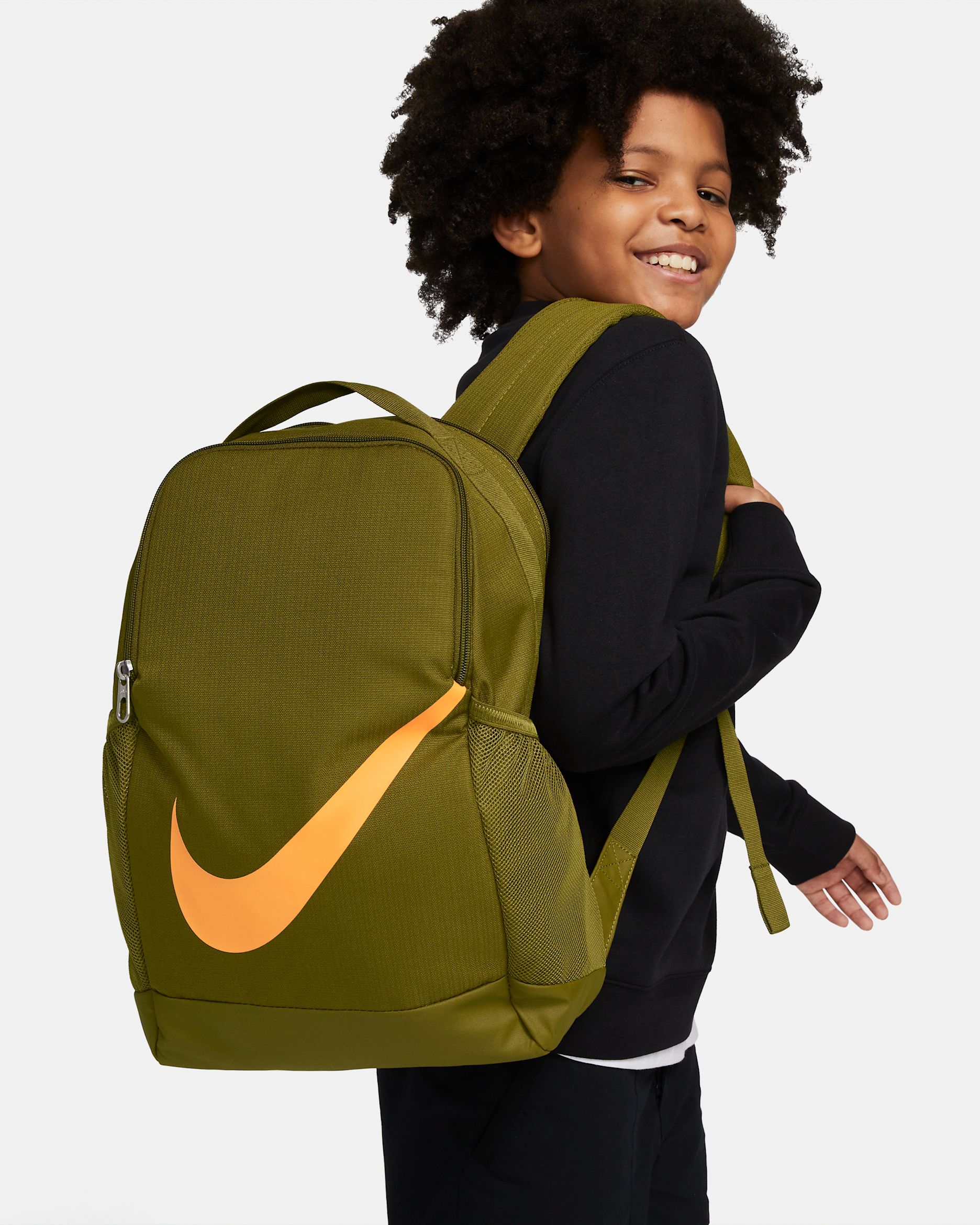 เป้สะพายหลังเด็ก Nike Brasilia (18 ล.) - Olive Flak/Olive Flak/Vivid Orange