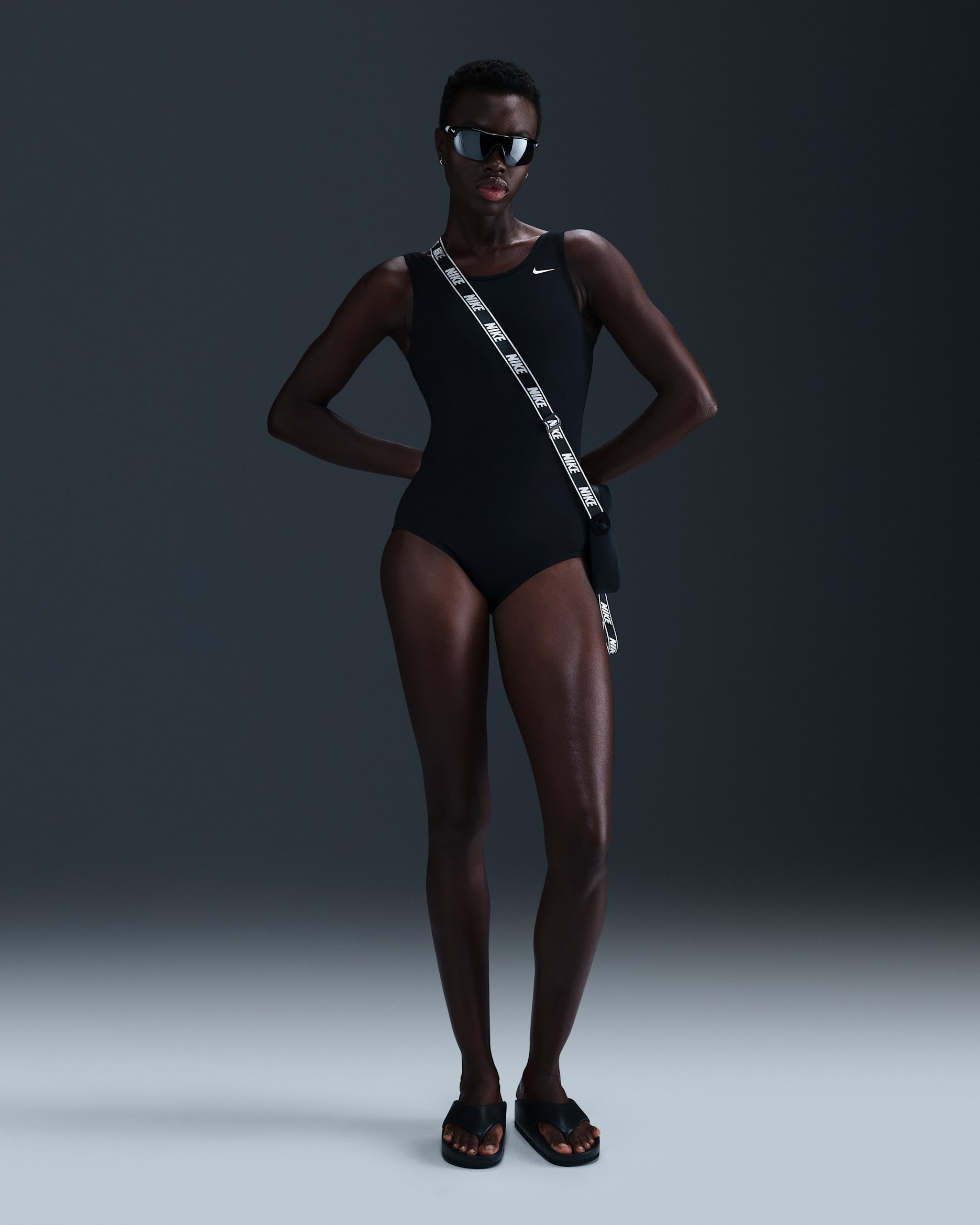 Traje de baño de una sola pieza de altura baja en las piernas y espalda en U Nike Swim HydraStrong para mujer - Negro/Blanco