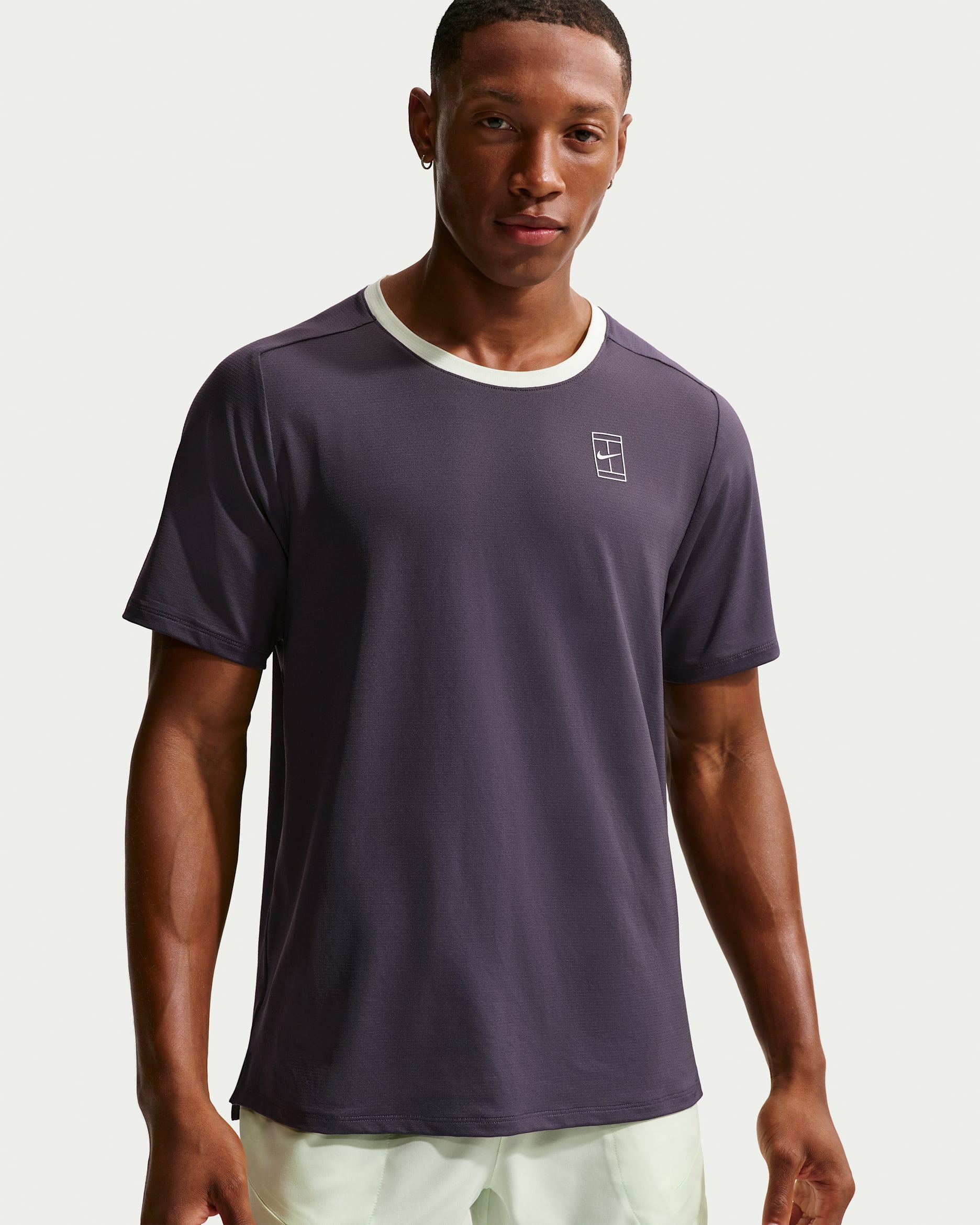 NikeCourt Advantage Dri-FIT Tennisoberteil (Herren) - Dark Raisin/Volt Tint/Weiß