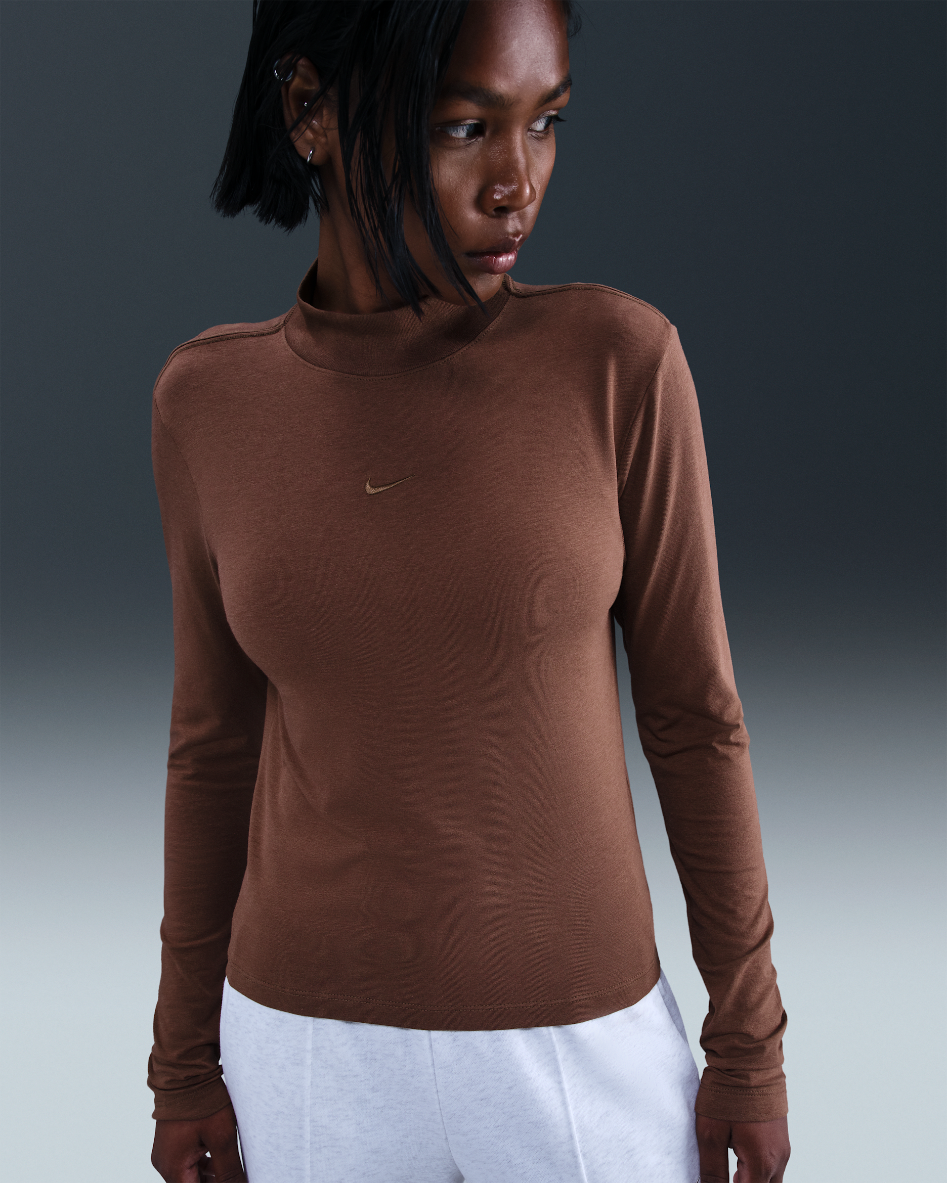Playera de manga larga slim con cuello alto para mujer Nike Sportswear Chill Knit - Marrón fauna