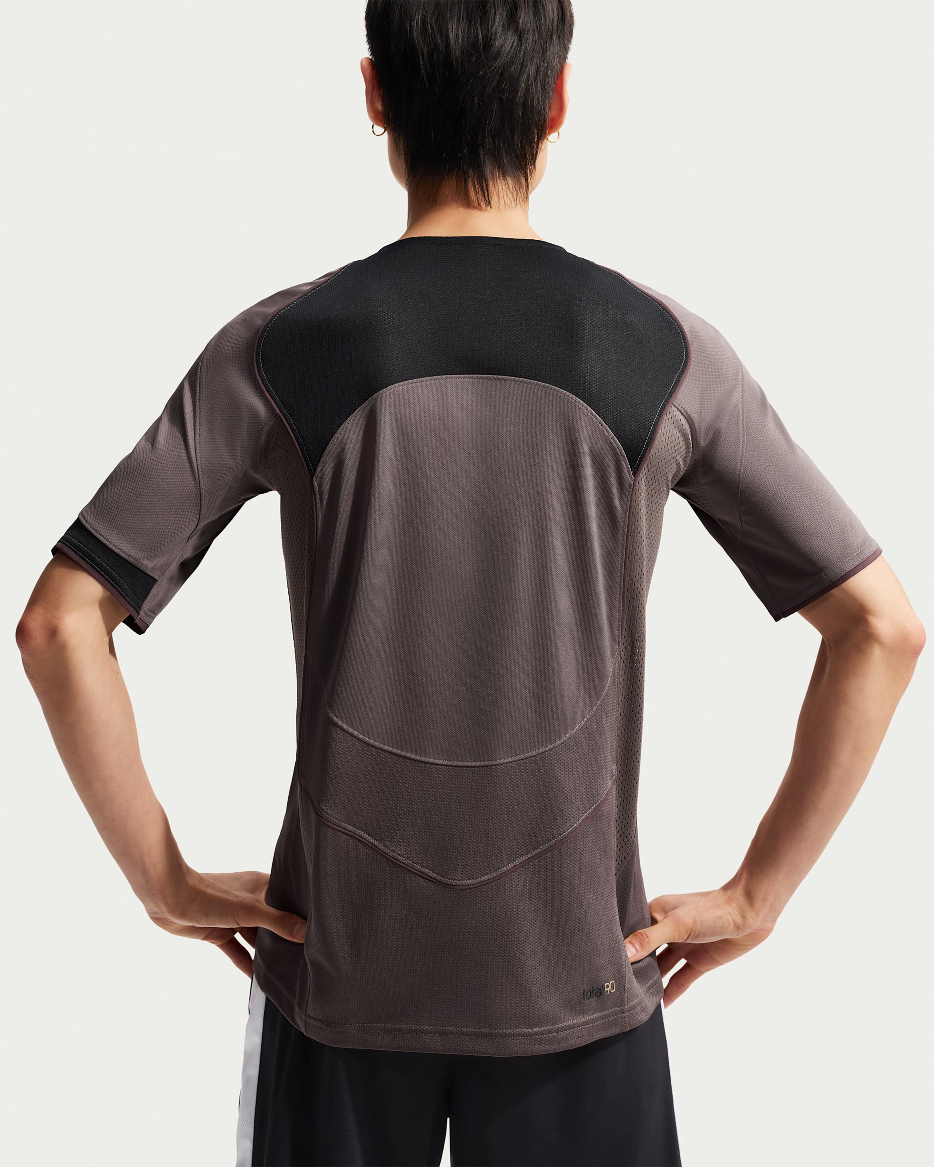 เสื้อฟุตบอลแขนสั้นผู้ชาย Dri-FIT Nike Total 90 - Ironstone/ดำ/Burgundy Crush/Metallic Gold