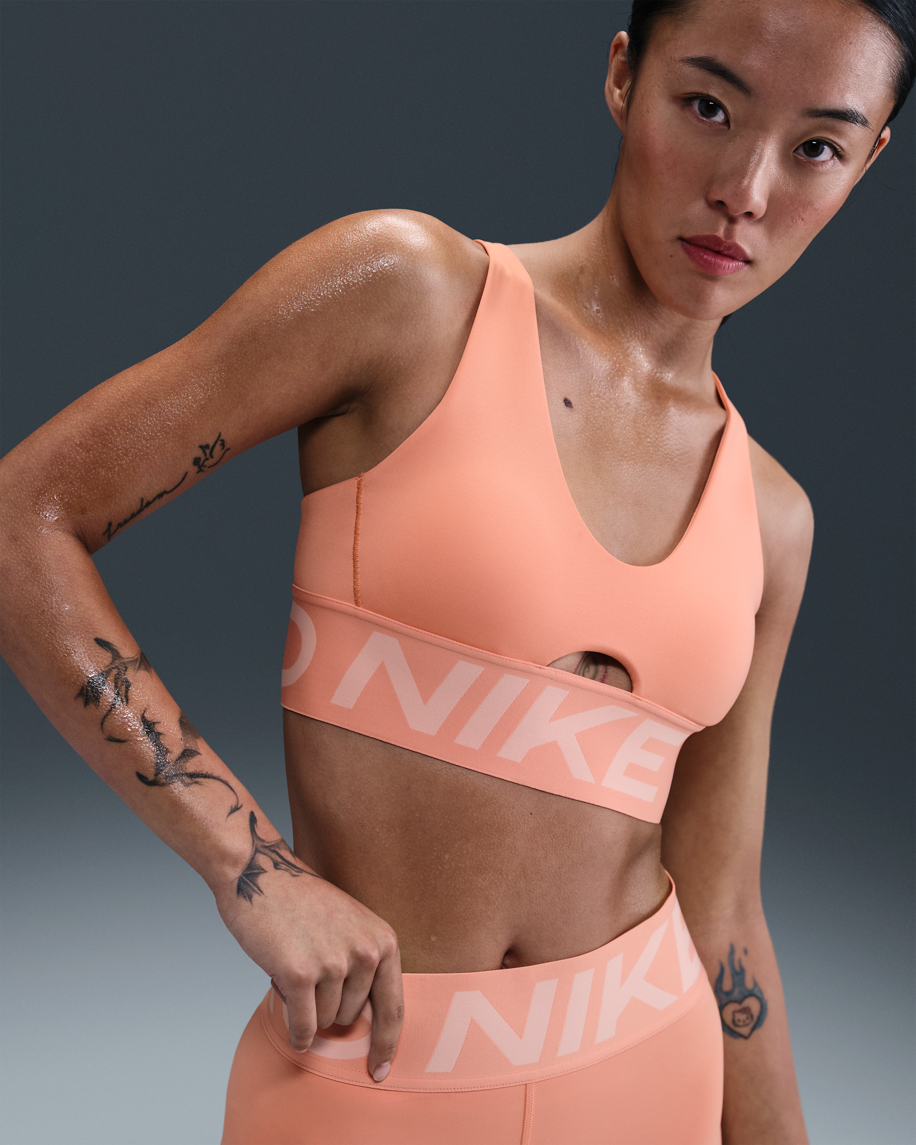 나이키 프로 인디 플런지 여성 미디엄 서포트 패드 스포츠 브라 - 애프리캇 아게이트/워시드 코랄/화이트