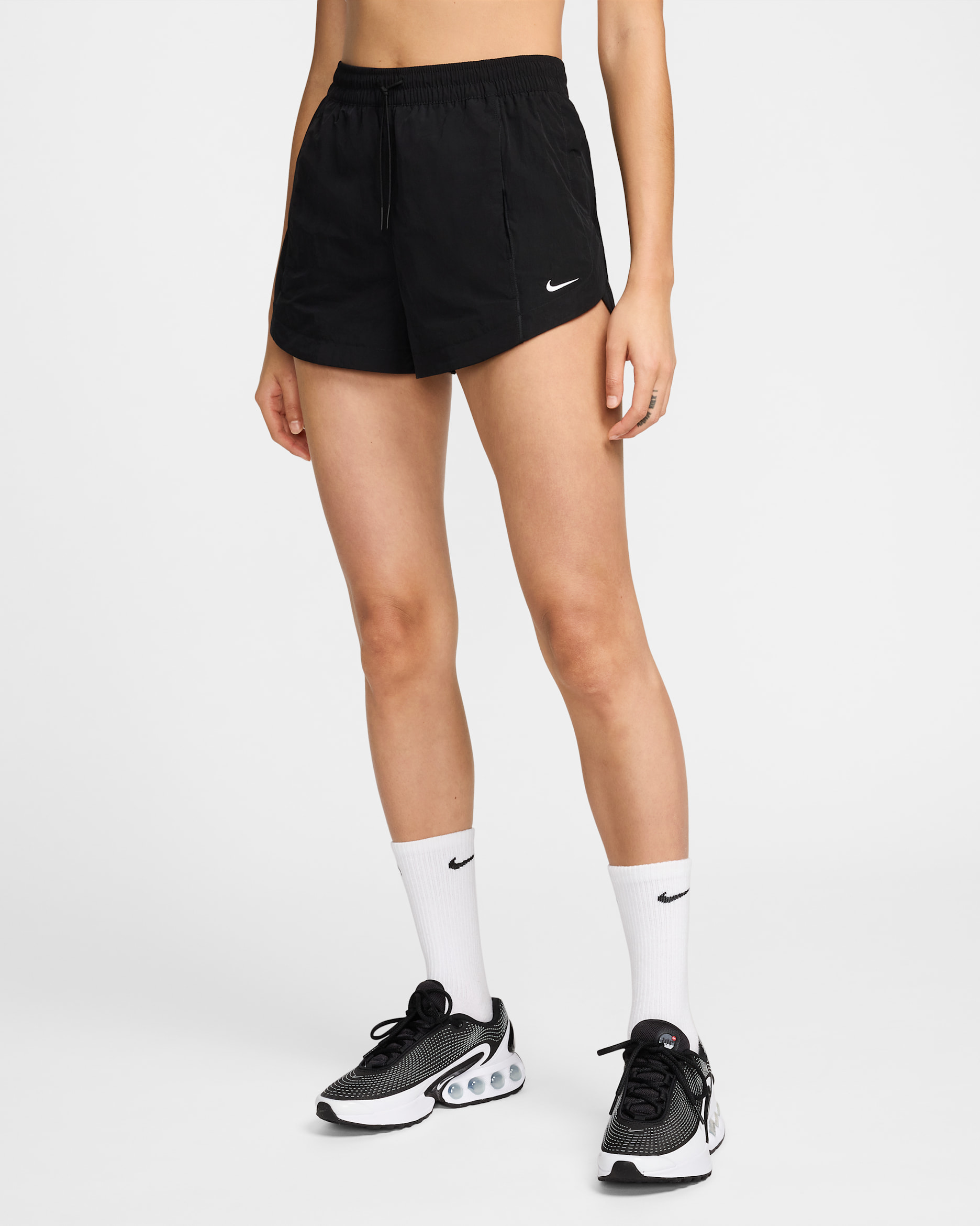 กางเกงขาสั้นแบบทอ 2 นิ้วเอวปานกลางผู้หญิง Nike Windrunner - ดำ/ขาว