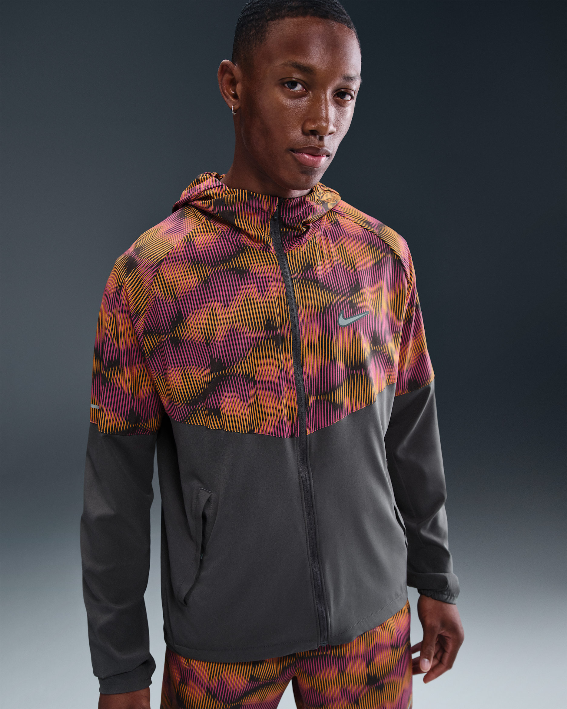 Nike Miler hardloopjack voor heren - Iron Grey/Sundial/Playful Pink/Metallic Silver