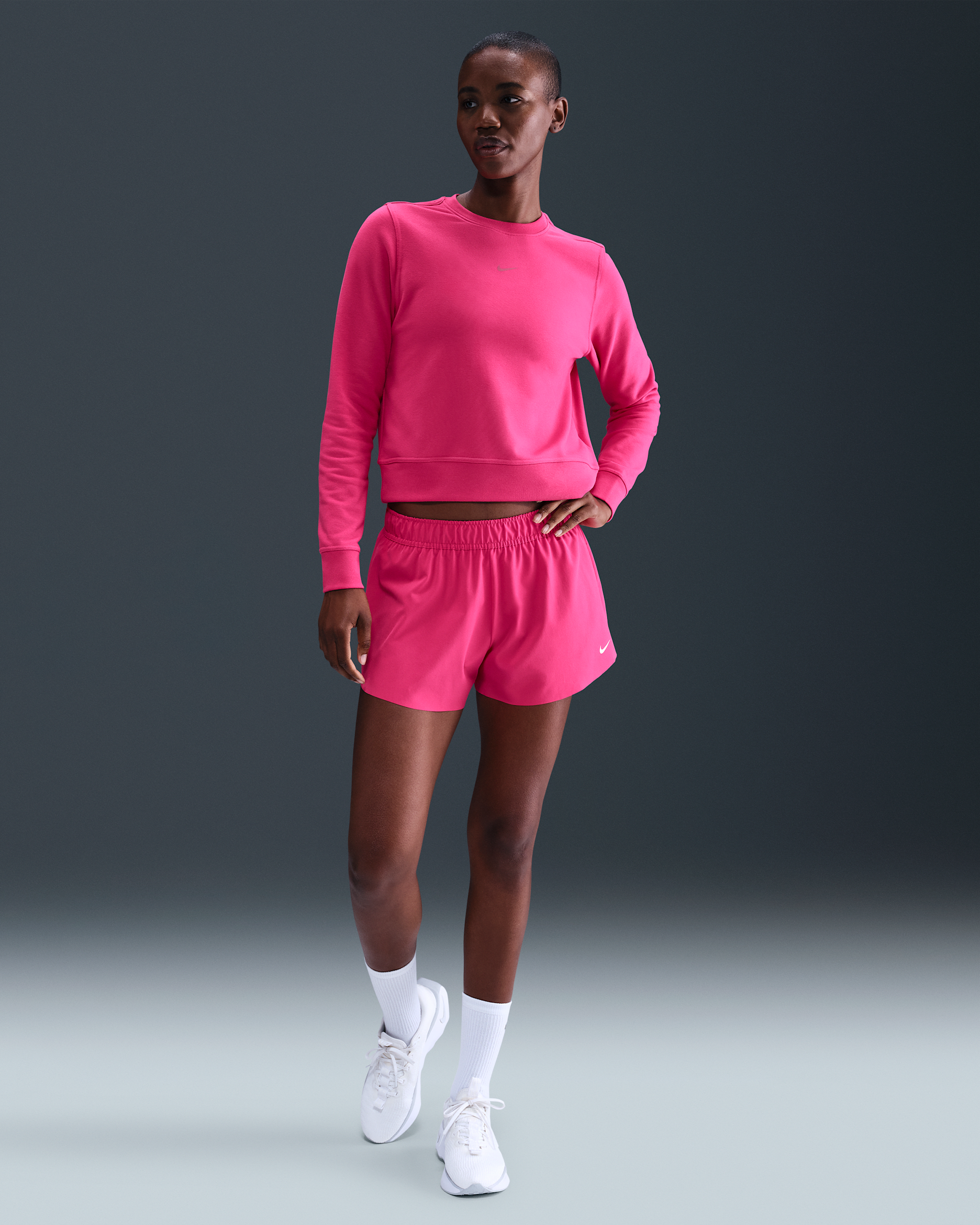 Shorts Repel de tiro medio de 8 cm con forro de ropa interior para mujer Nike One - Rosa enérgico/Blanco