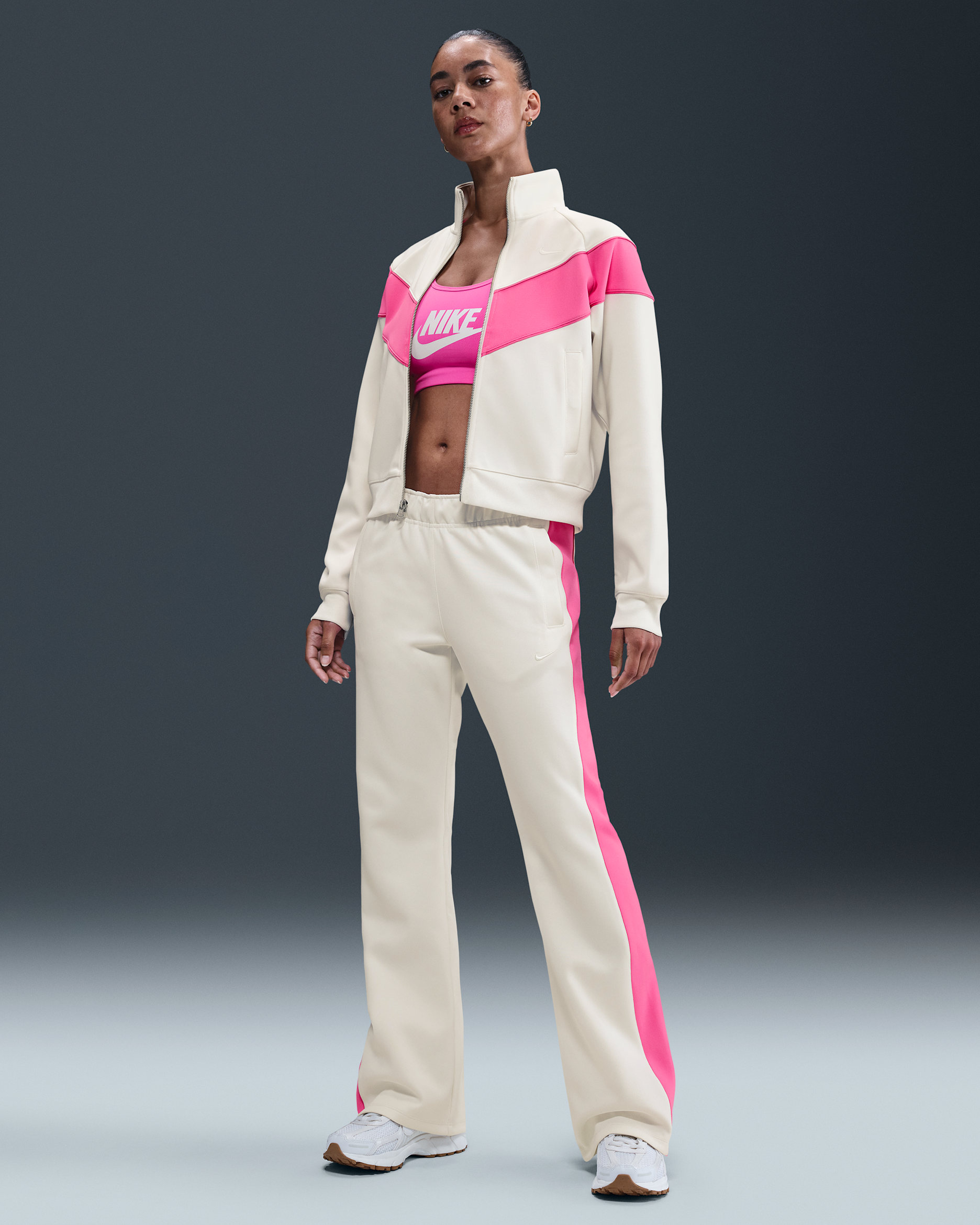 Nike Sportswear Windrunner strikket bukse med smal passform og mellomhøyt liv til dame - Sail/Playful Pink/Sail