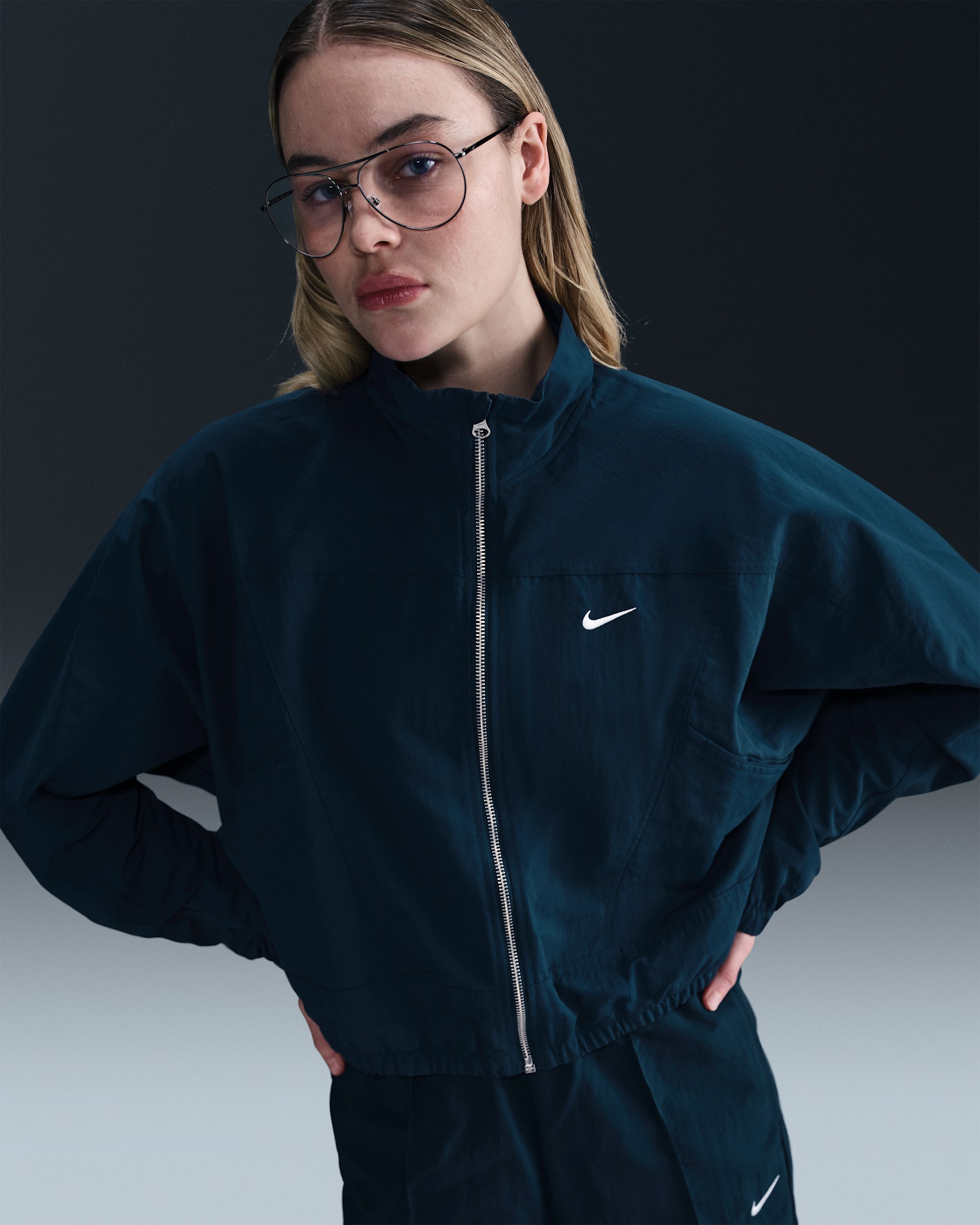 Nike Sportswear Everything Wovens Chaqueta oversize con protección UV Repel - Mujer - Armory Navy/Blanco