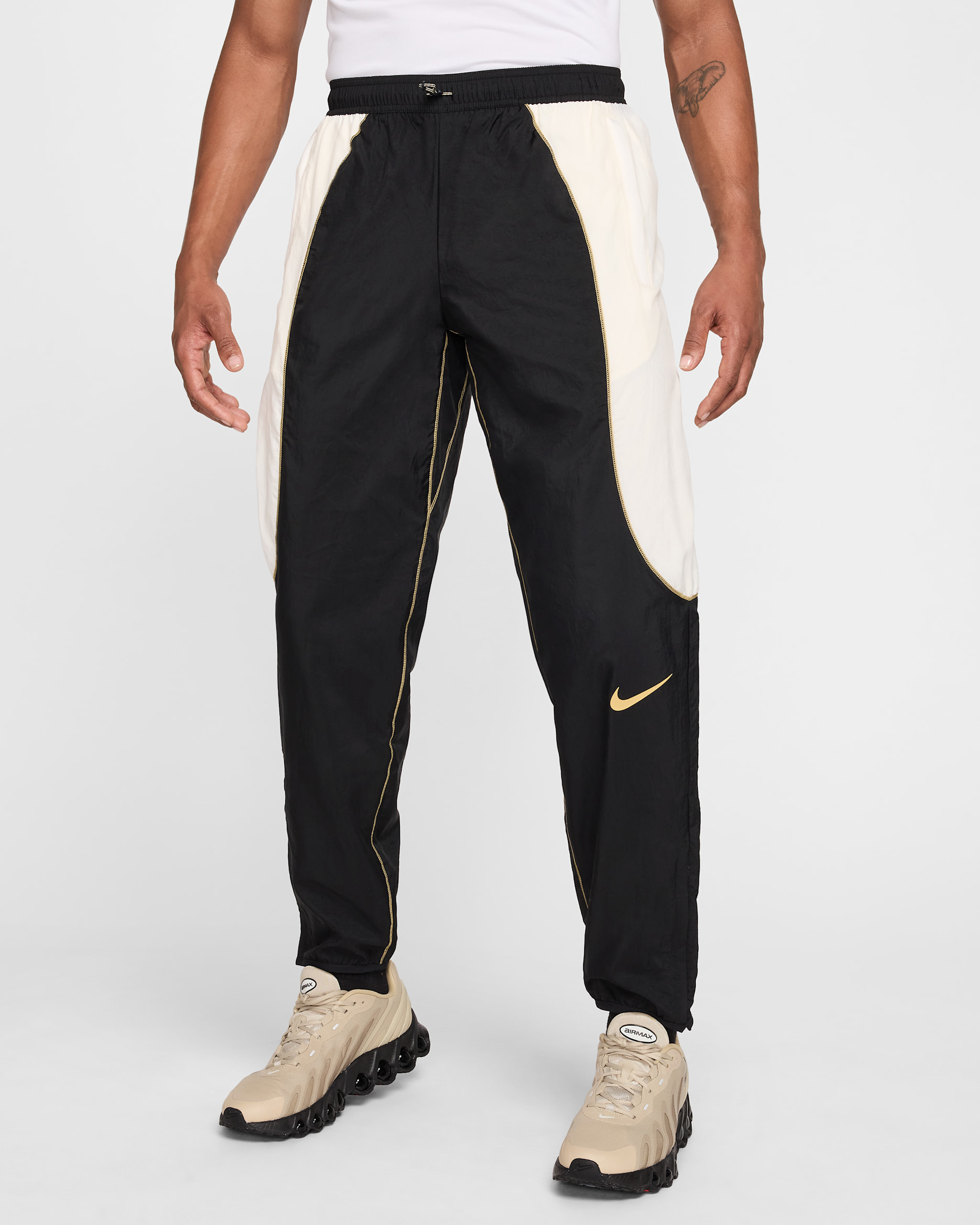 Pants de fútbol repelentes al agua para hombre Nike Strike+ - Negro/Marfil pálido/Oro jersey/Oro jersey