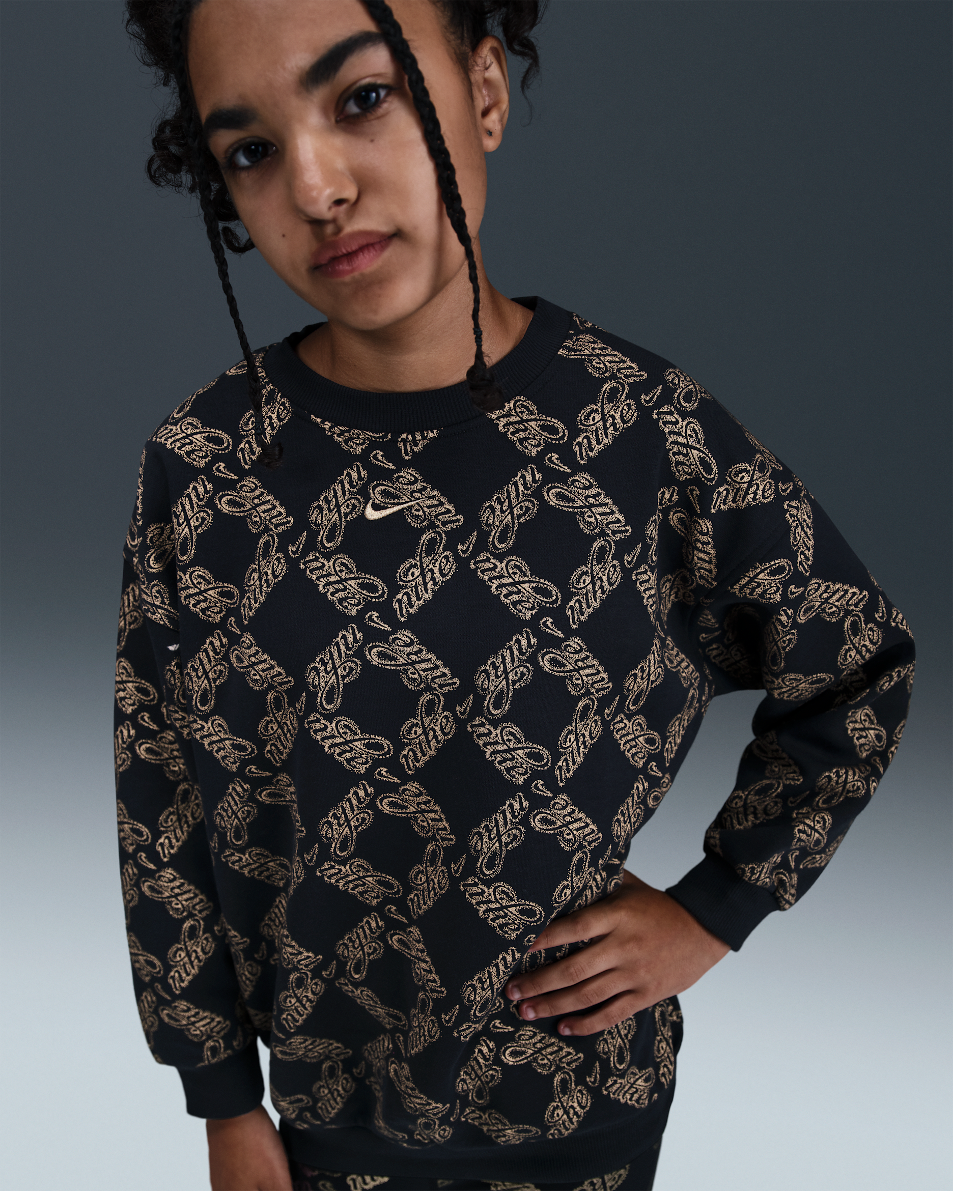 Nike Sportswear Club Fleece Big Kids' (Girls') Oversized Printed Crewneck Sweatshirt - Black/Metallic Gold