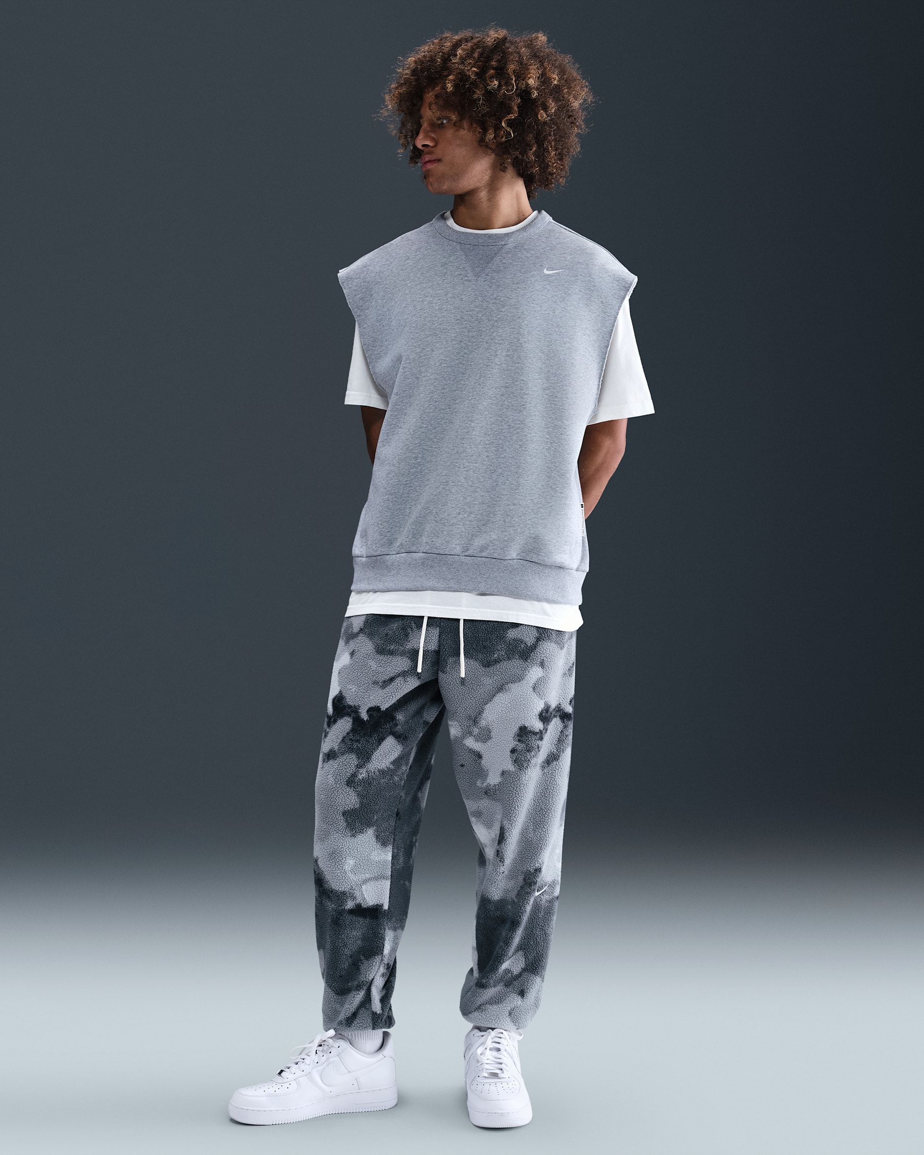 Pants de básquetbol de hombre Nike Therma-FIT Sherpa - Gris hierro/Marfil pálido