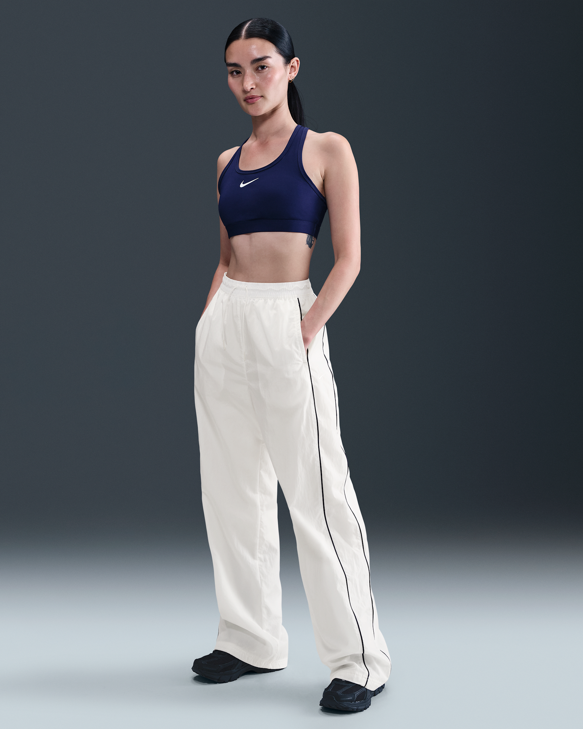 Nike Windrunner Webhose mit offenem Saum und hohem Taillenbund (Damen) - Sail/Midnight Navy/Schwarz