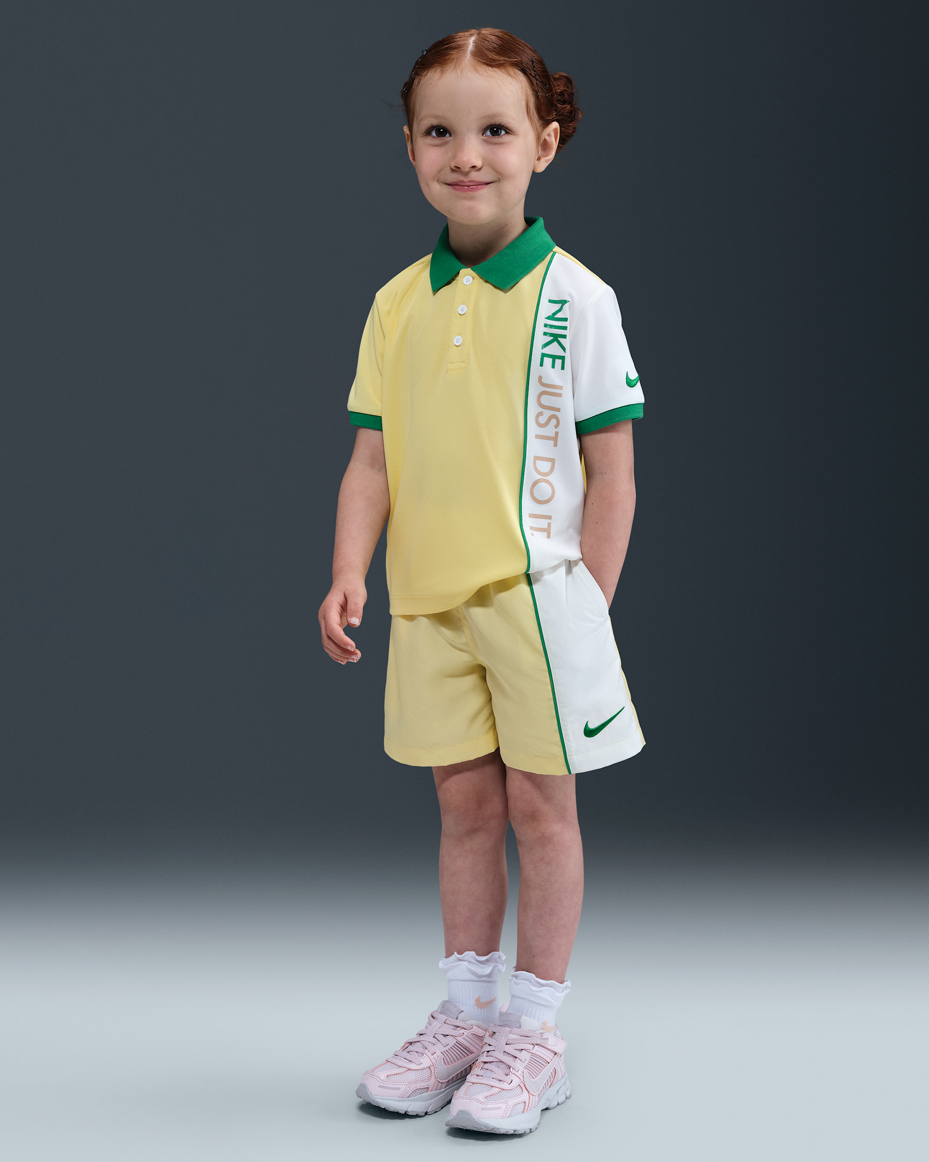 Conjunto de dos piezas con shorts infantil Nike Red Dri-FIT - Amarillo suave