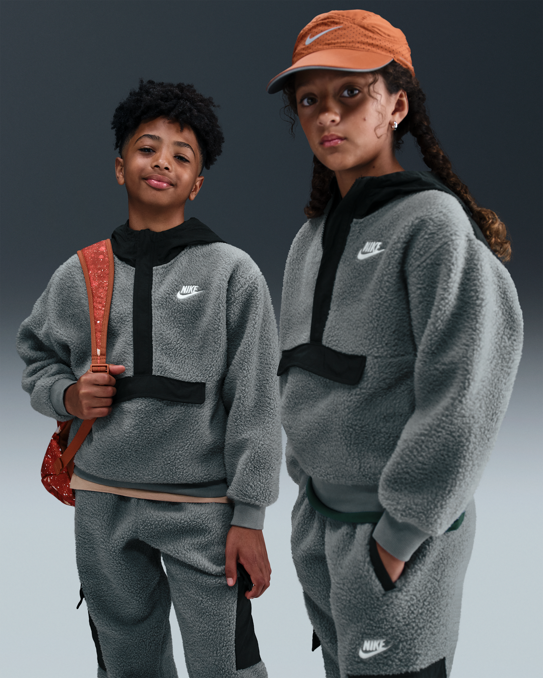 Nike Sportswear Club Fleece lockerer Hoodie mit 1/4-Reißverschluss (ältere Kinder) - Smoke Grey/Schwarz/Weiß