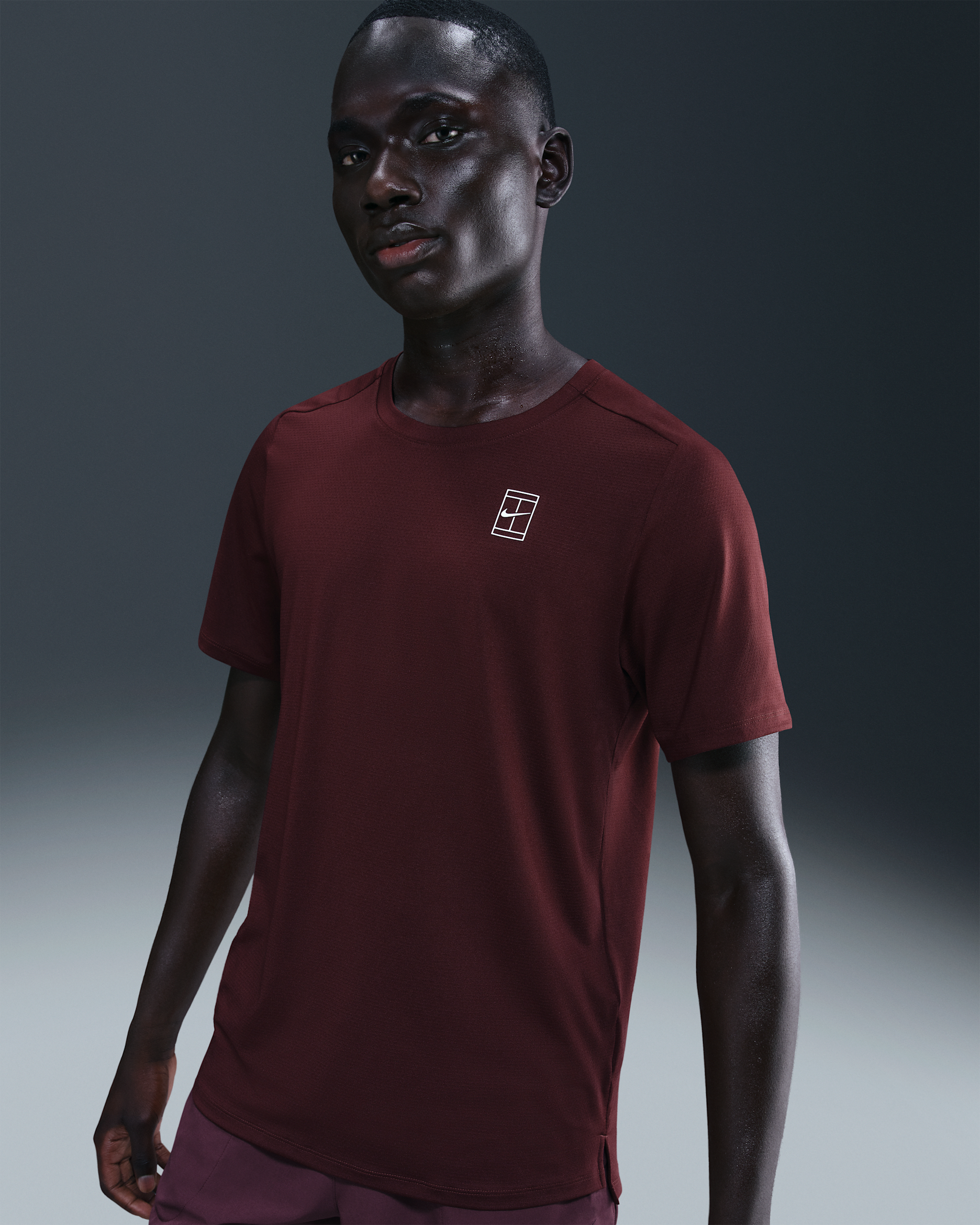Playera de tenis Dri-FIT para hombre NikeCourt Advantage - Burdeos enérgico/Blanco