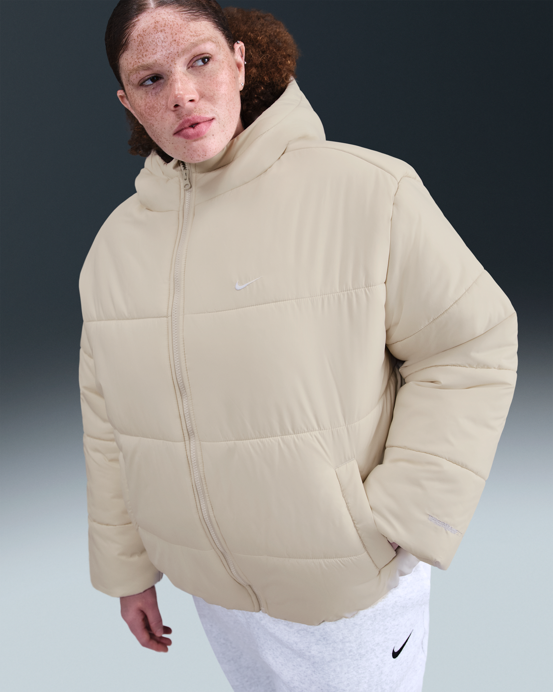 Nike Sportswear Classic Puffer Women's Therma-FIT Loose Hooded Jacket (Plus Size) - Light Bone/White